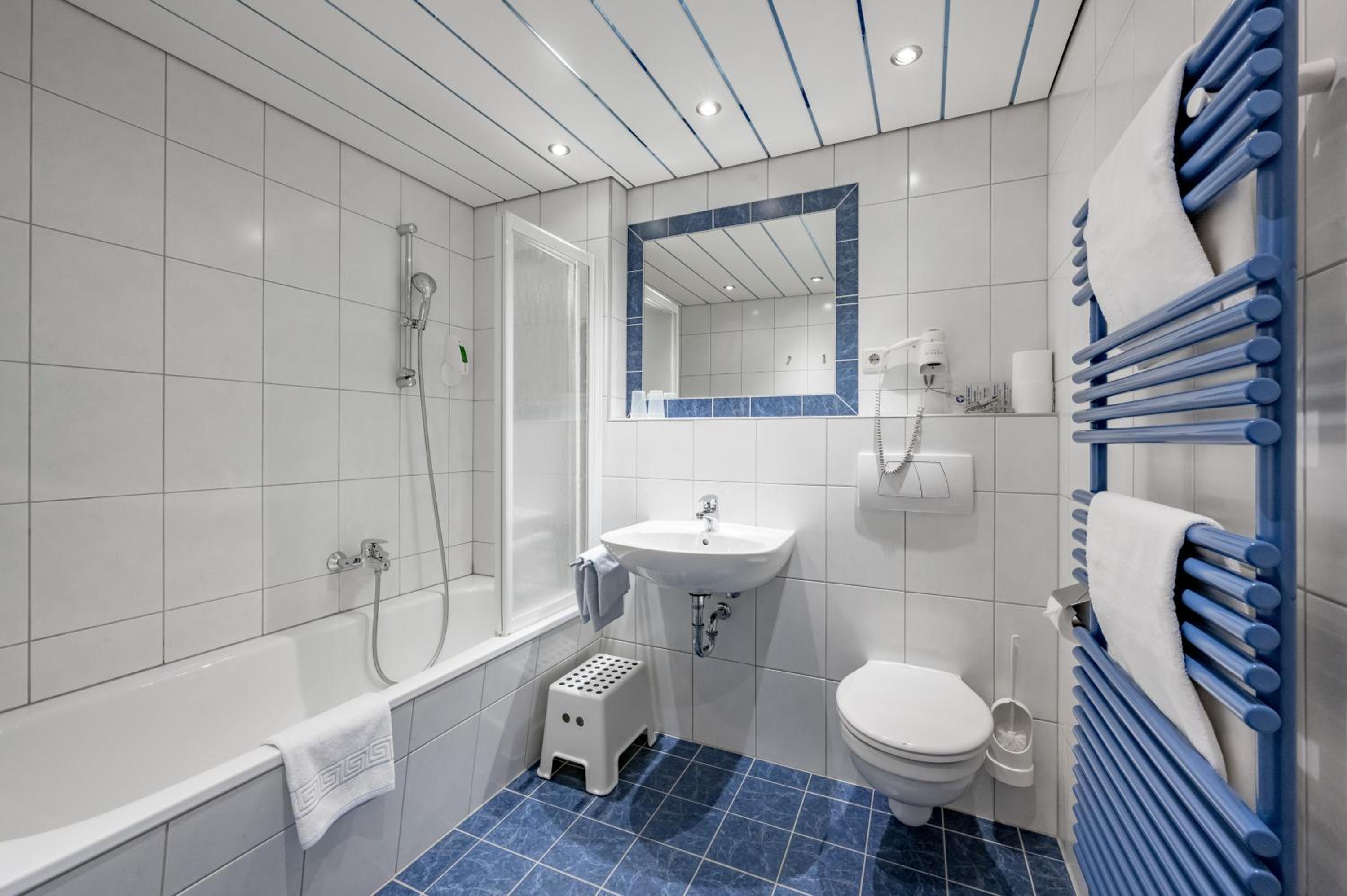 Double Room with Balcony - Photo 4