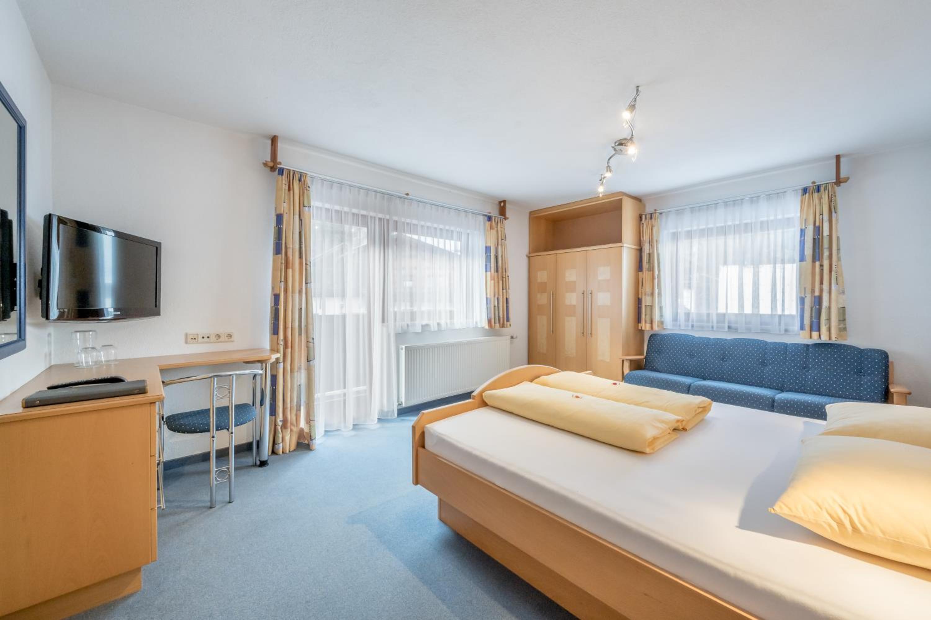 Double Room with Mountain View - Photo 2