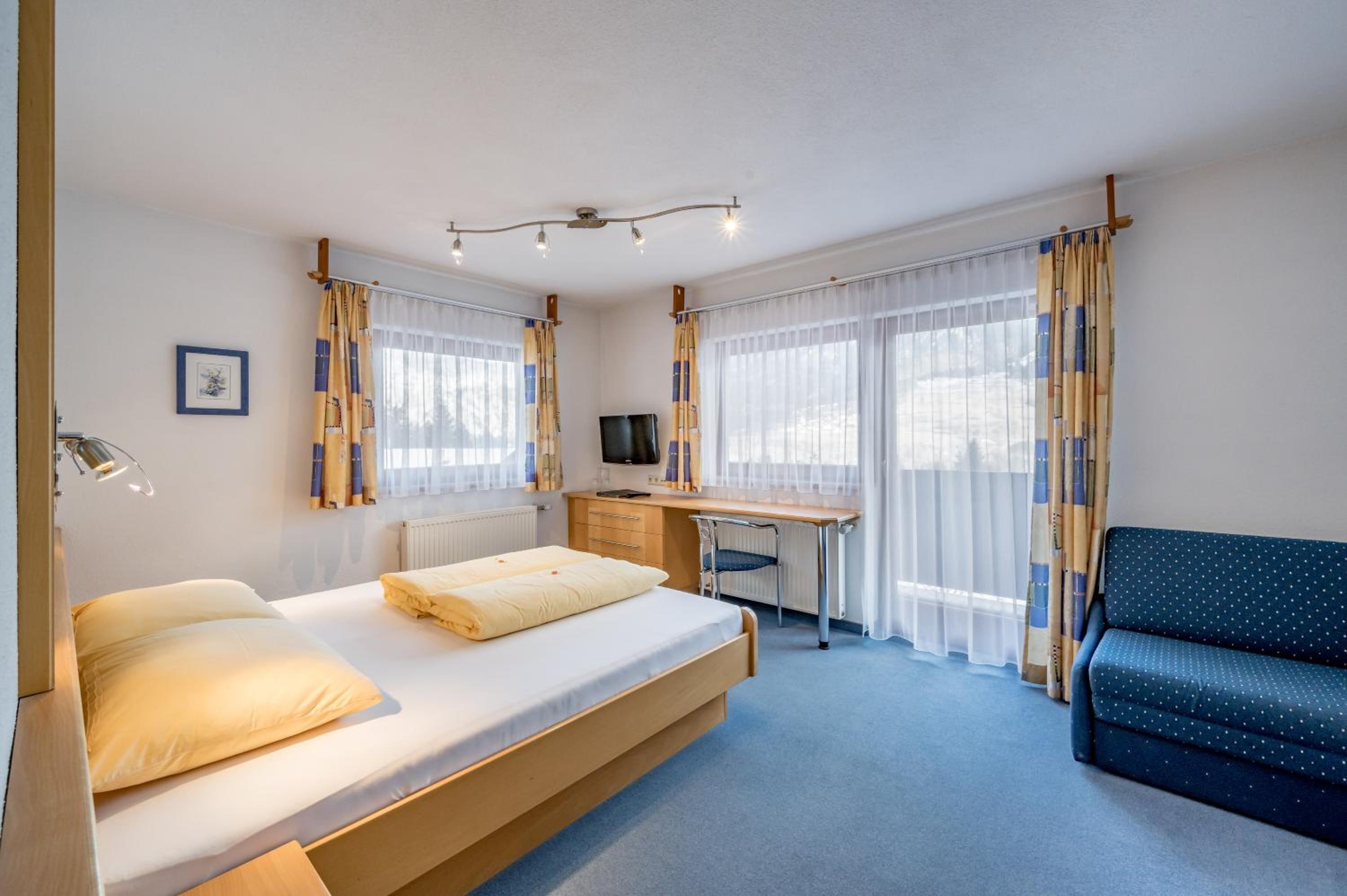 Double Room with Mountain View - Photo 3