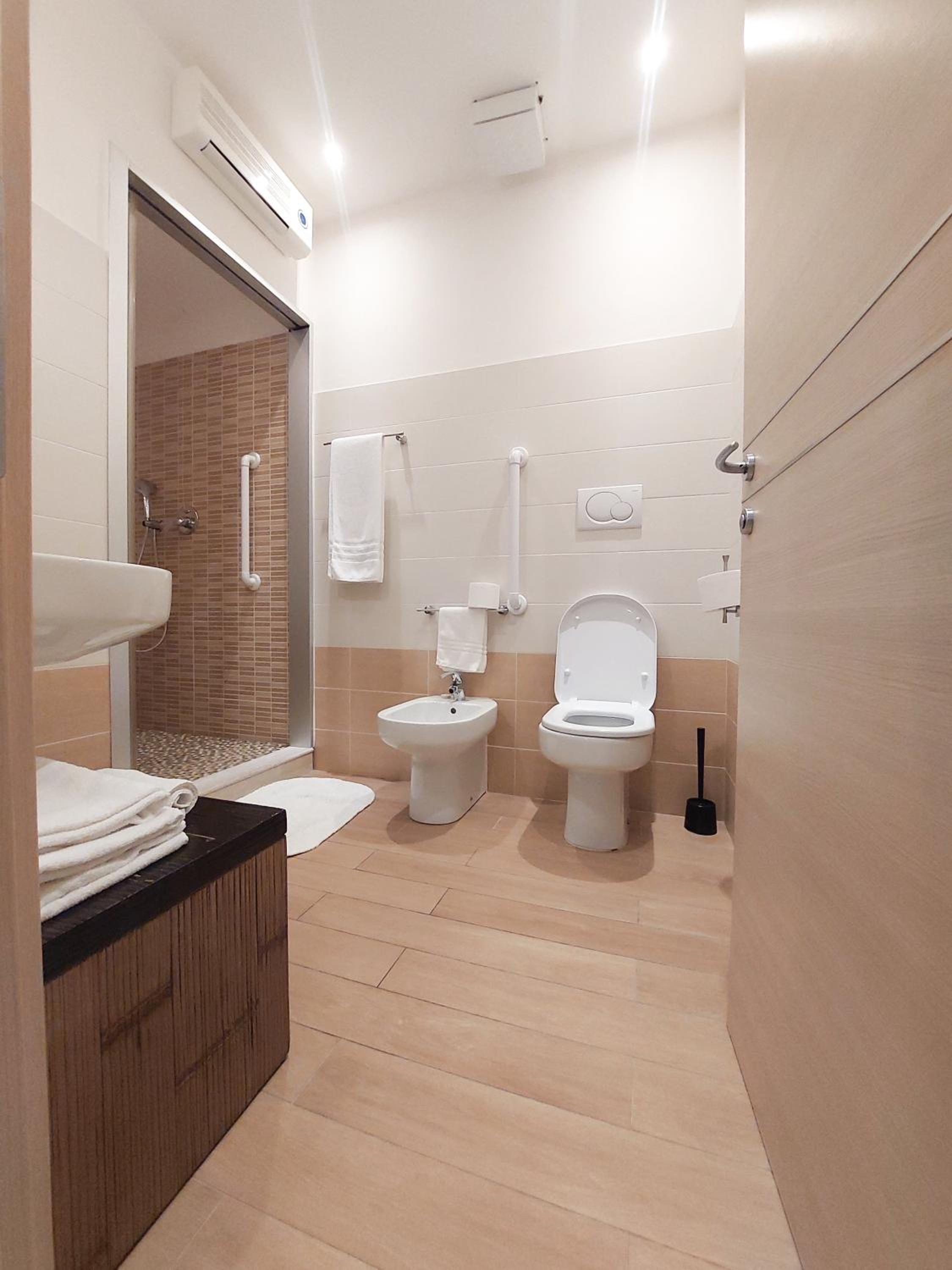 Large Double or Twin Room photo 3