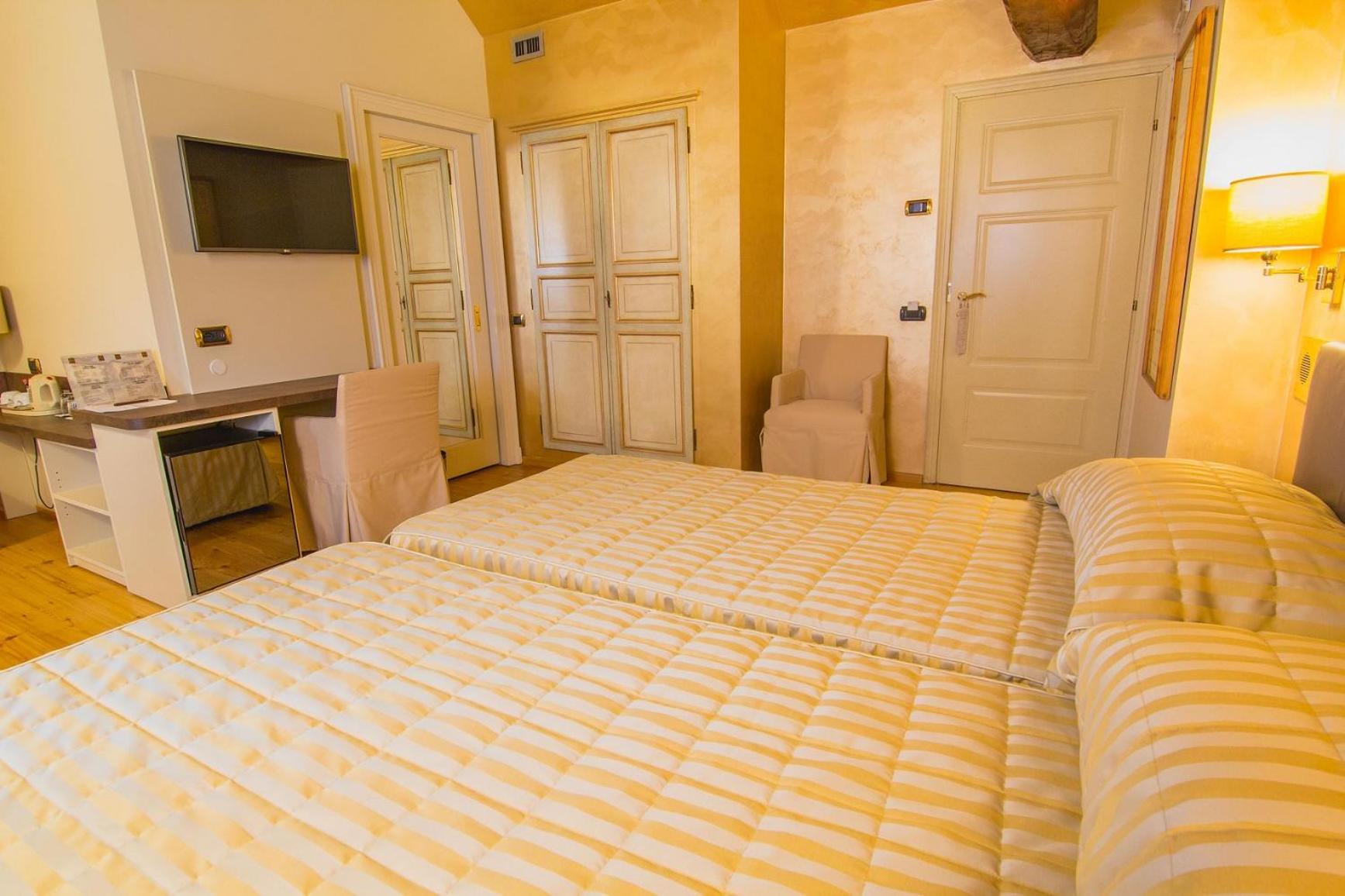 Double or Twin Room - Photo 8