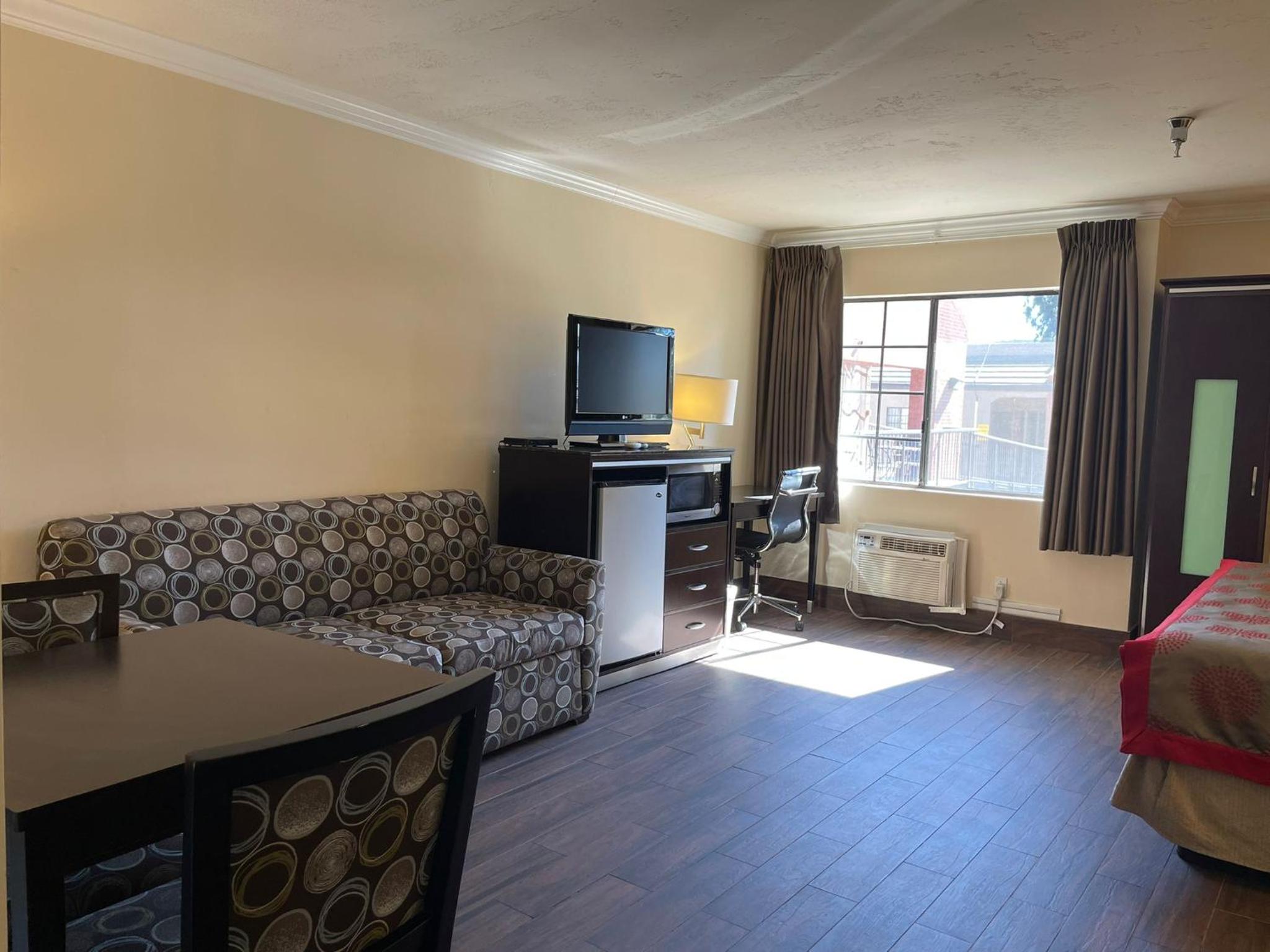 King Room - Non-Smoking - Photo 13
