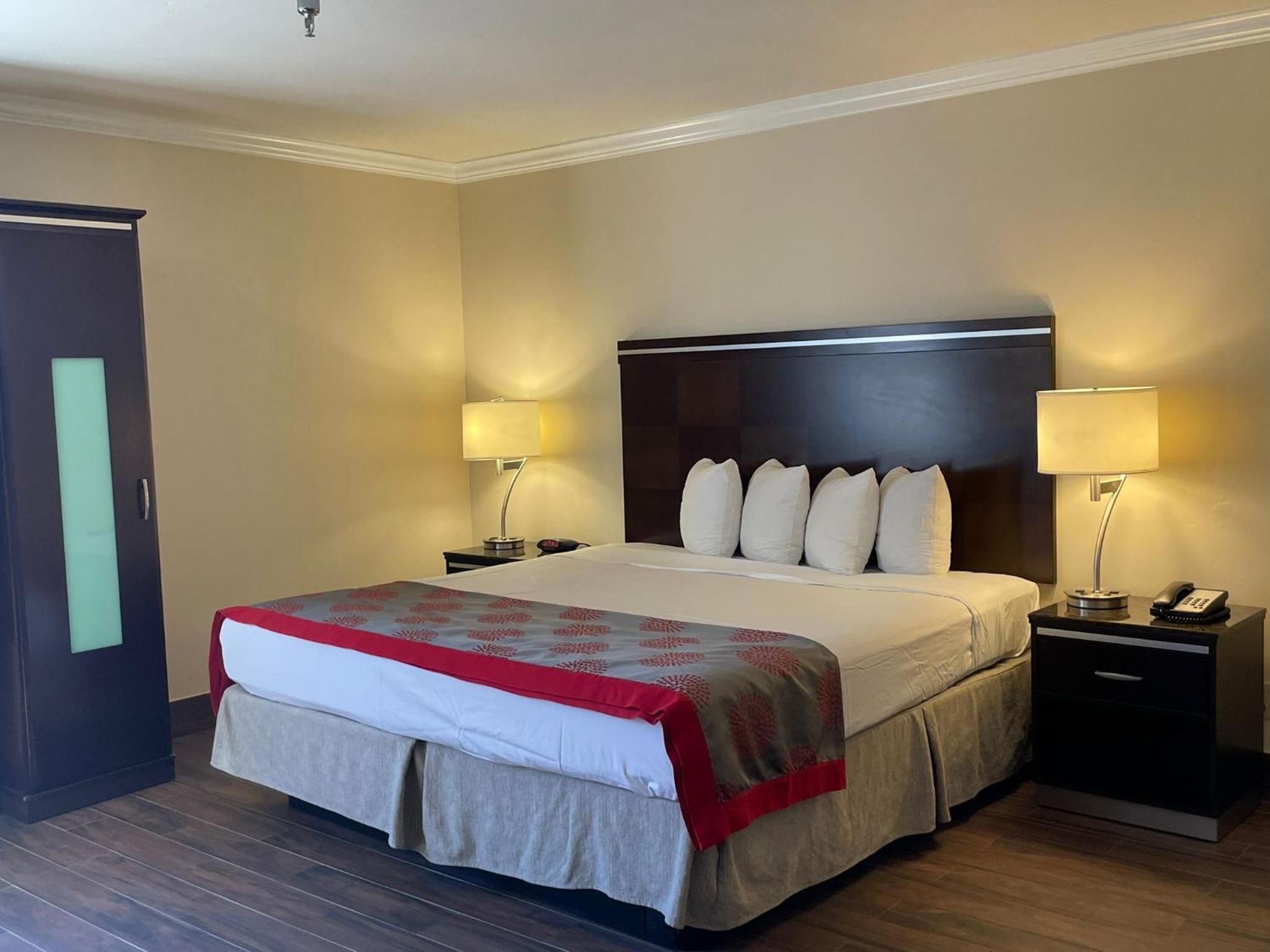 King Room - Non-Smoking - Photo 14