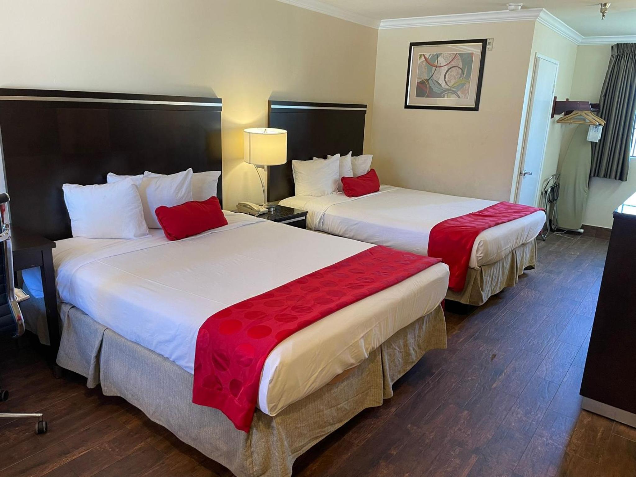 Queen Room with Two Queen Beds - Non-Smoking - Photo 4