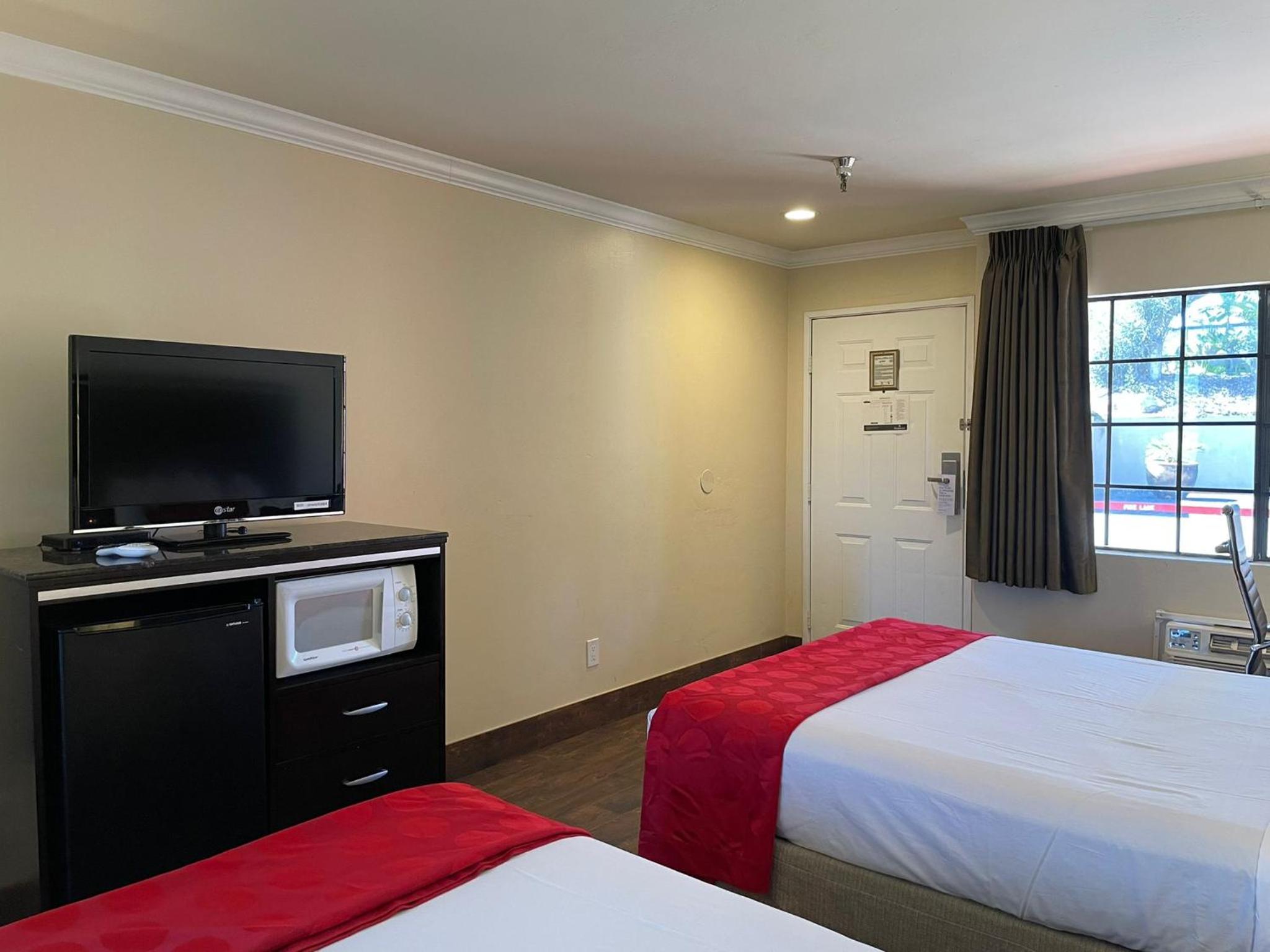 Queen Room with Two Queen Beds - Non-Smoking - Photo 11