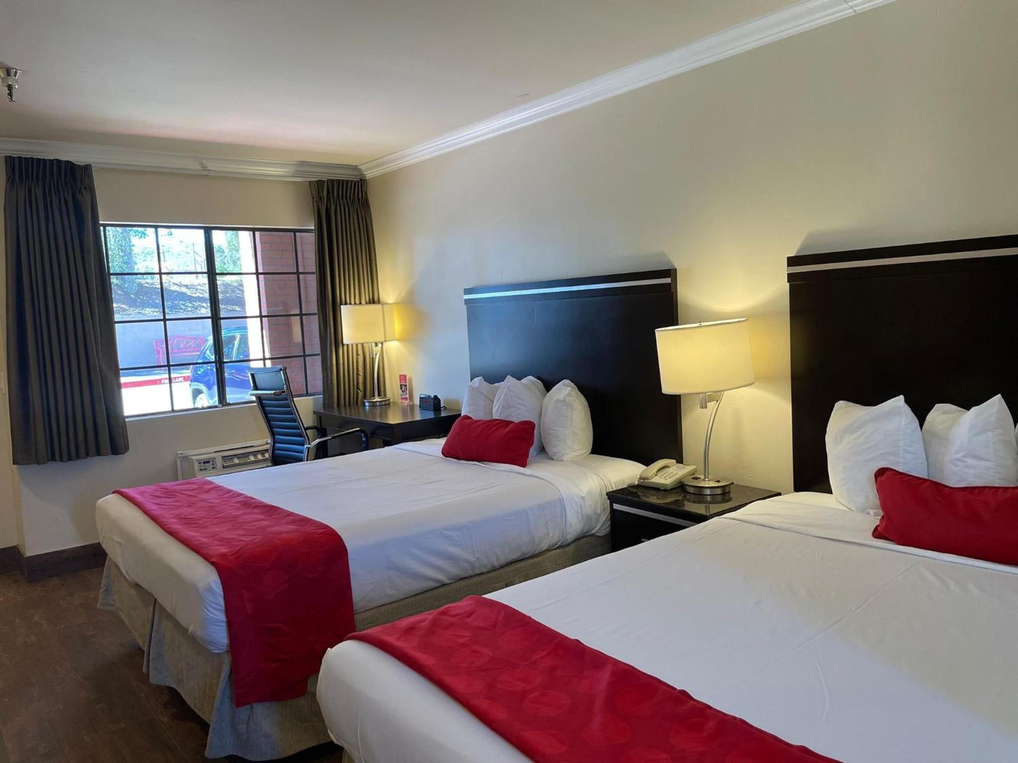 Queen Room with Two Queen Beds - Non-Smoking - Photo 12