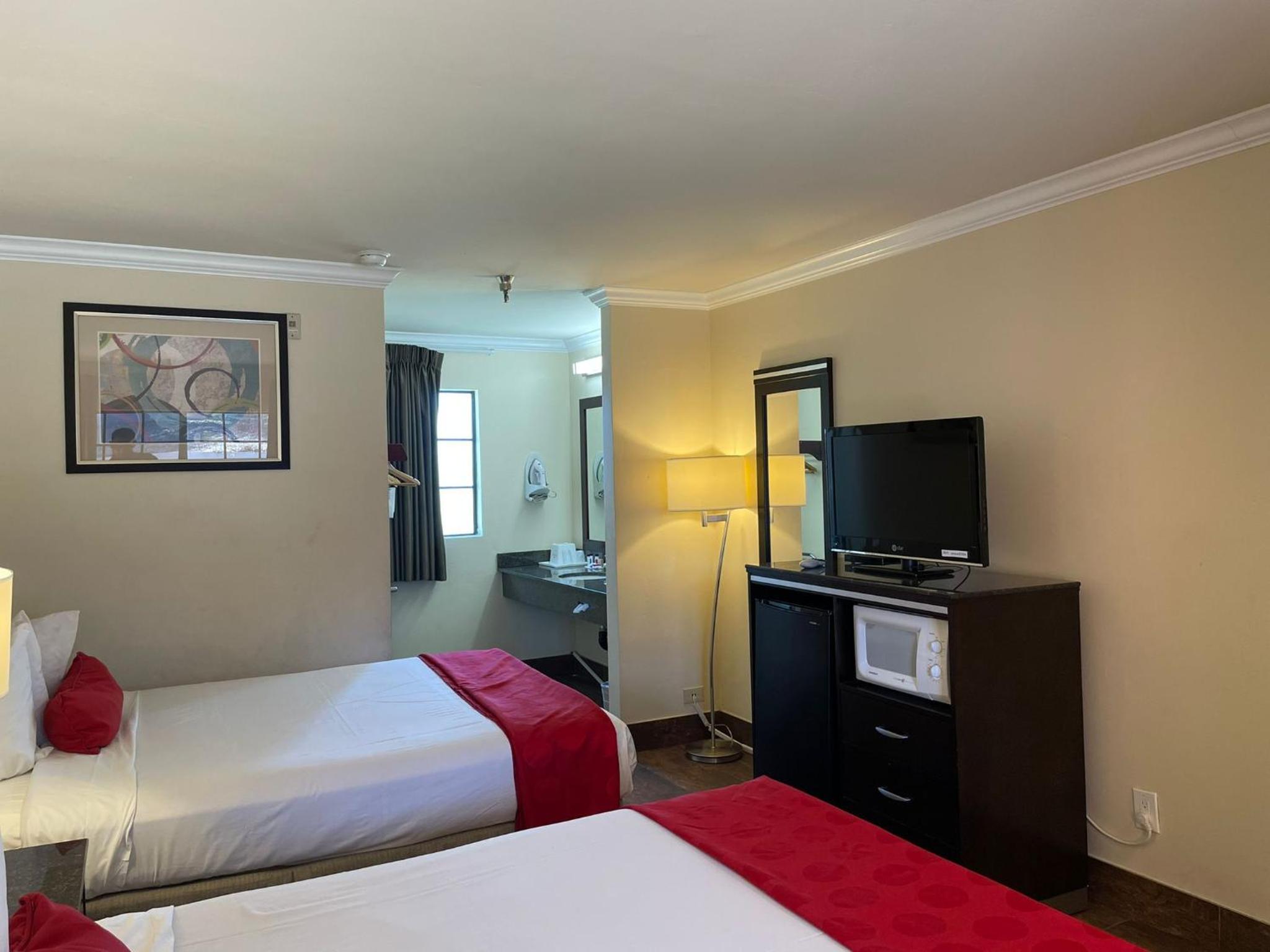 Queen Room with Two Queen Beds - Non-Smoking - Photo 13