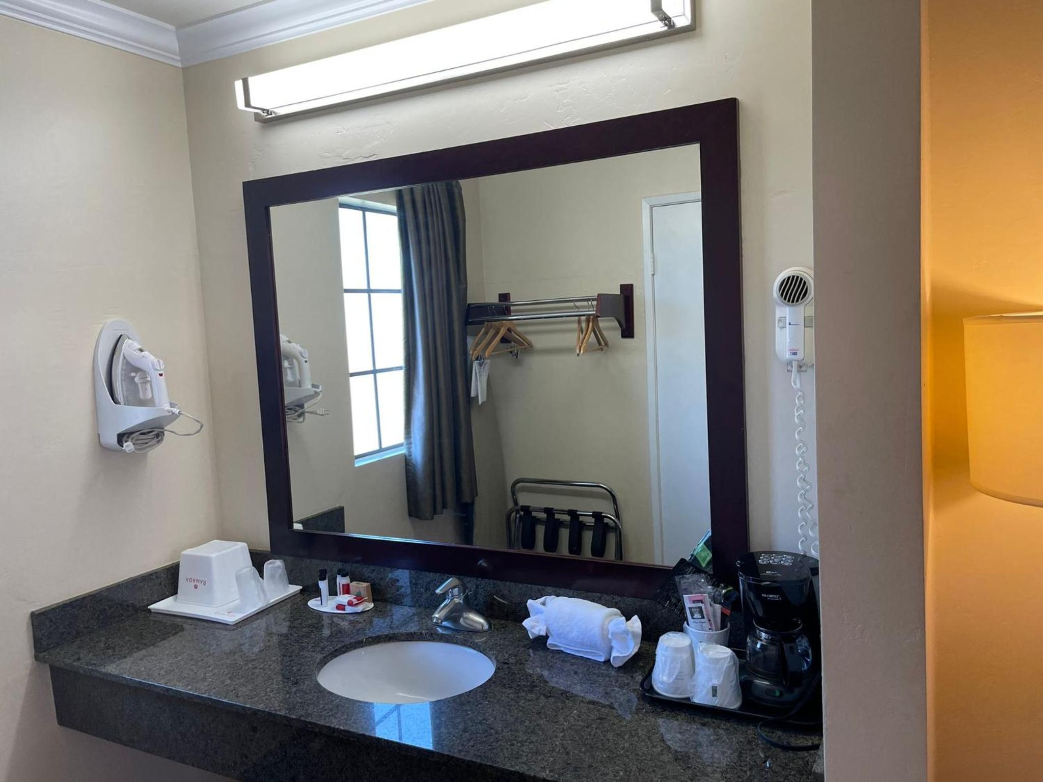 King Room - Non-Smoking - Photo 10