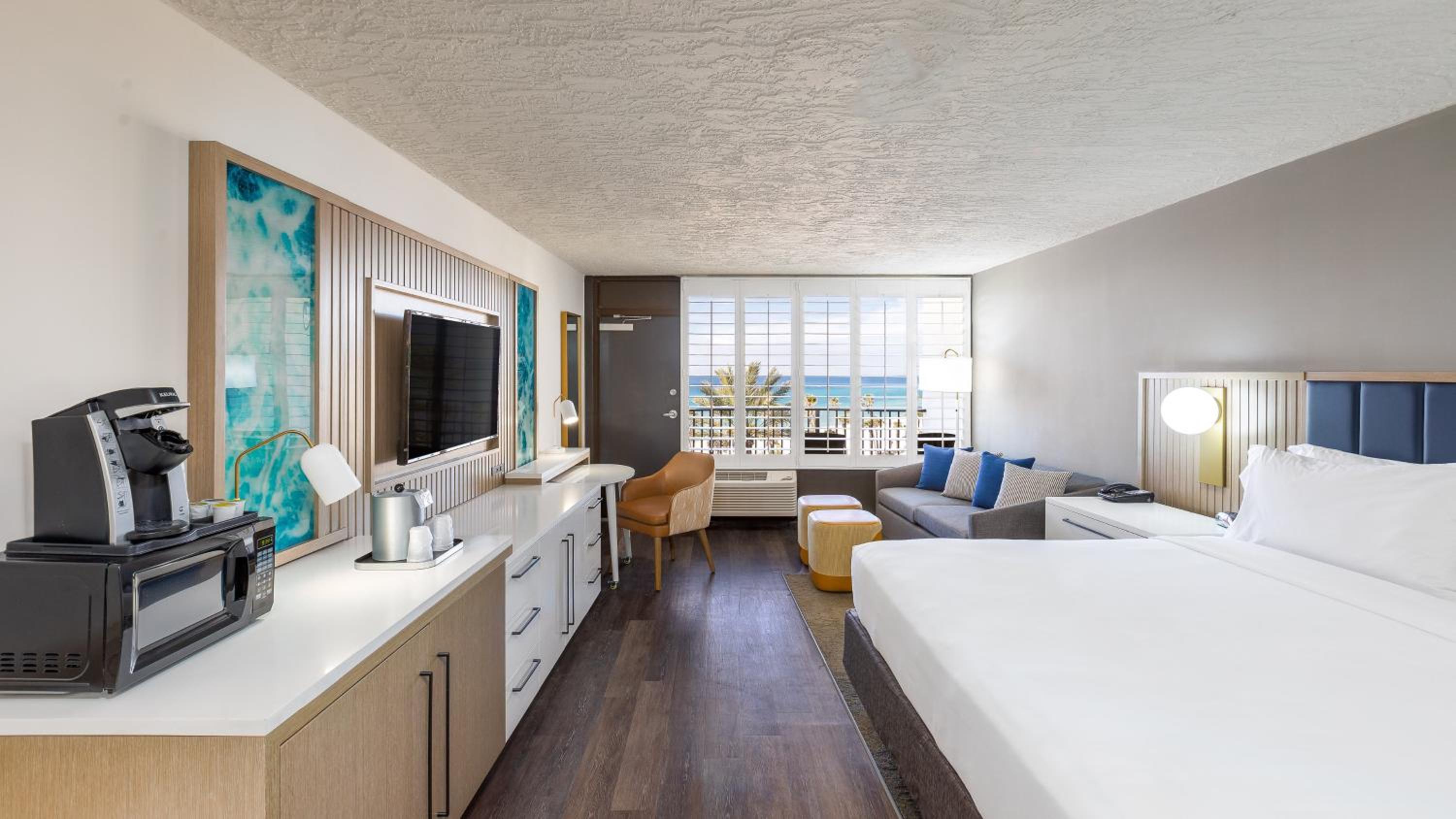 Standard King Room with Sofa Bed - Oceanfront - Photo 2