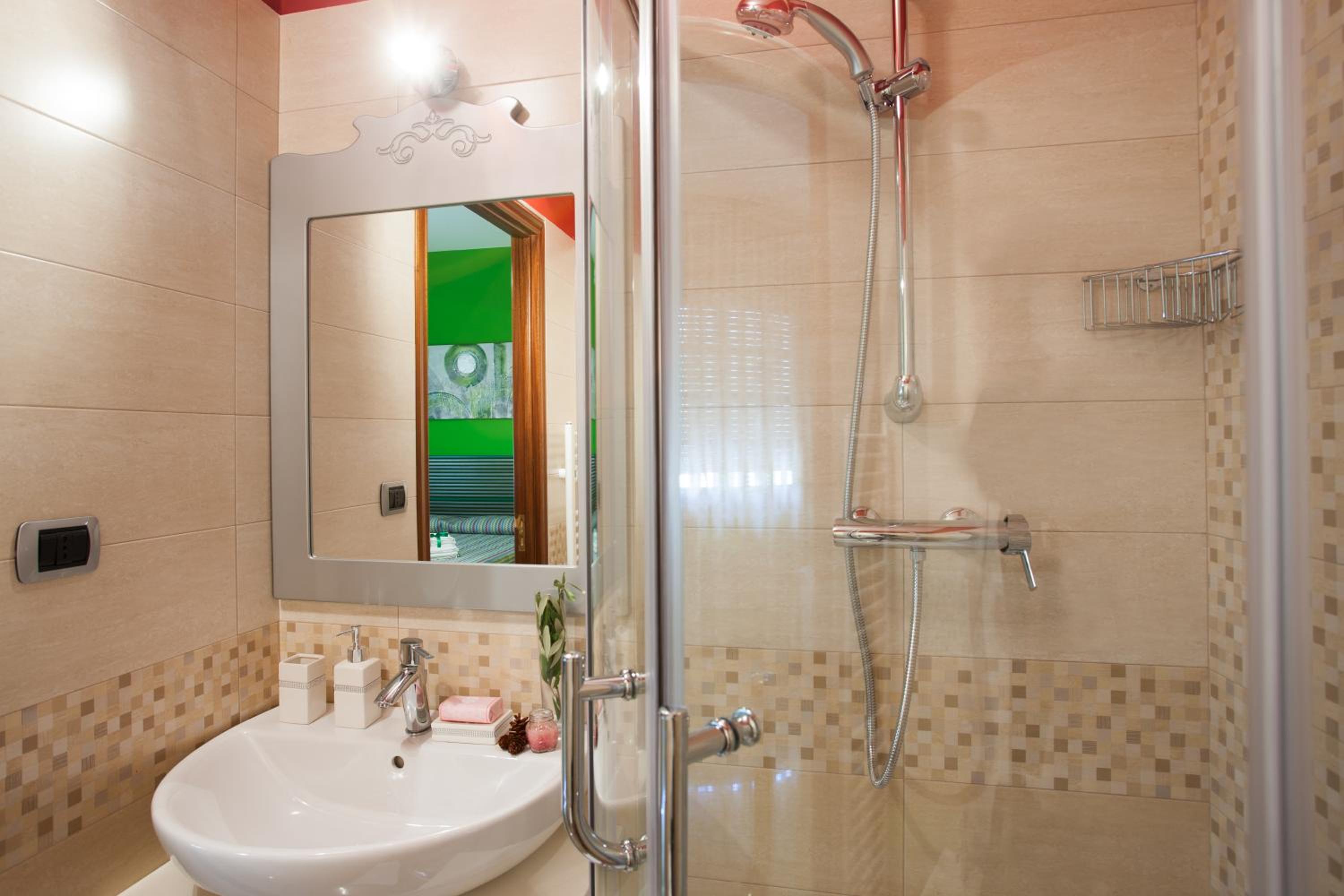 Quadruple Room with Private Bathroom photo 2