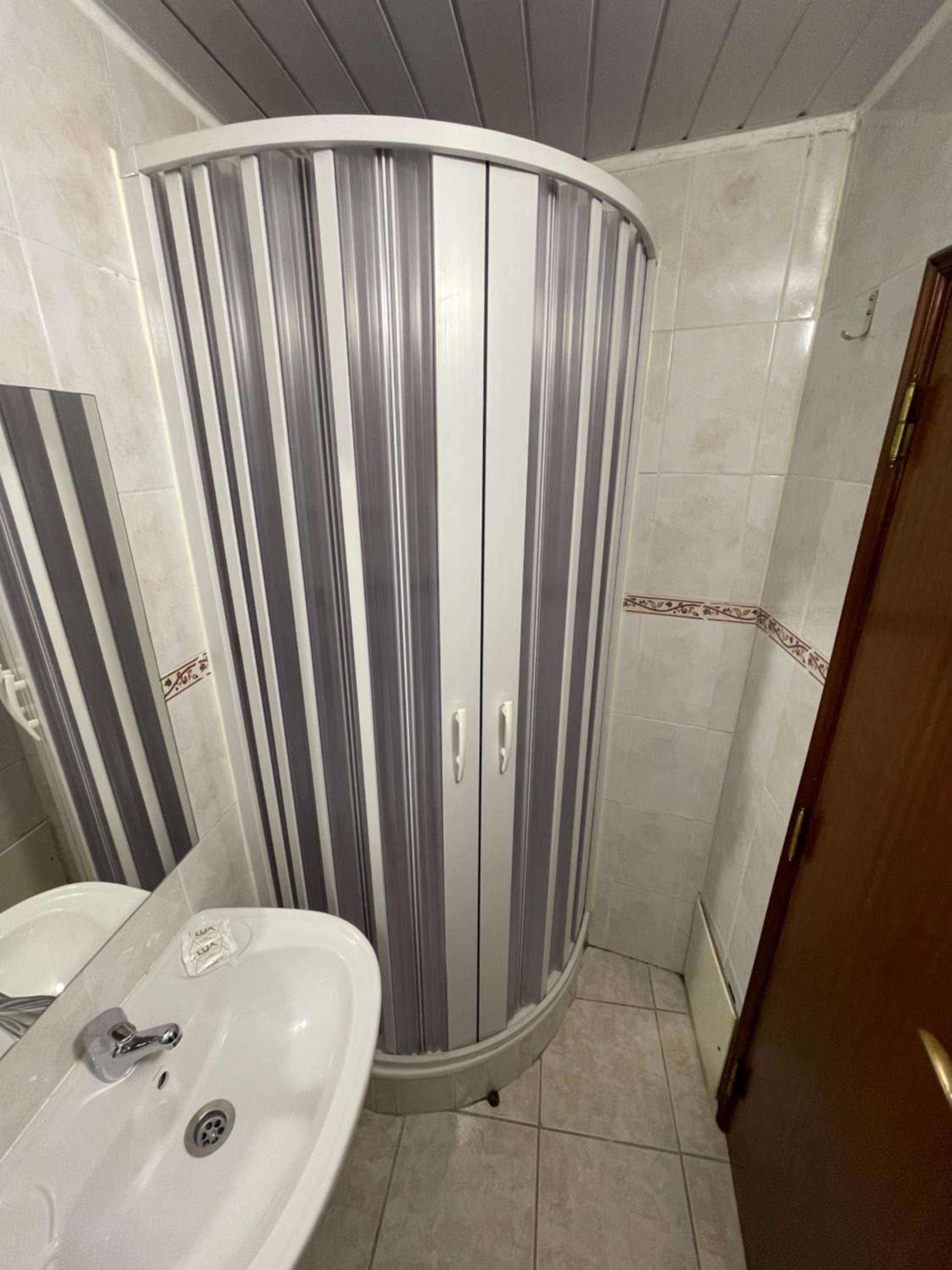 Double Room with Private Bathroom - Photo 4