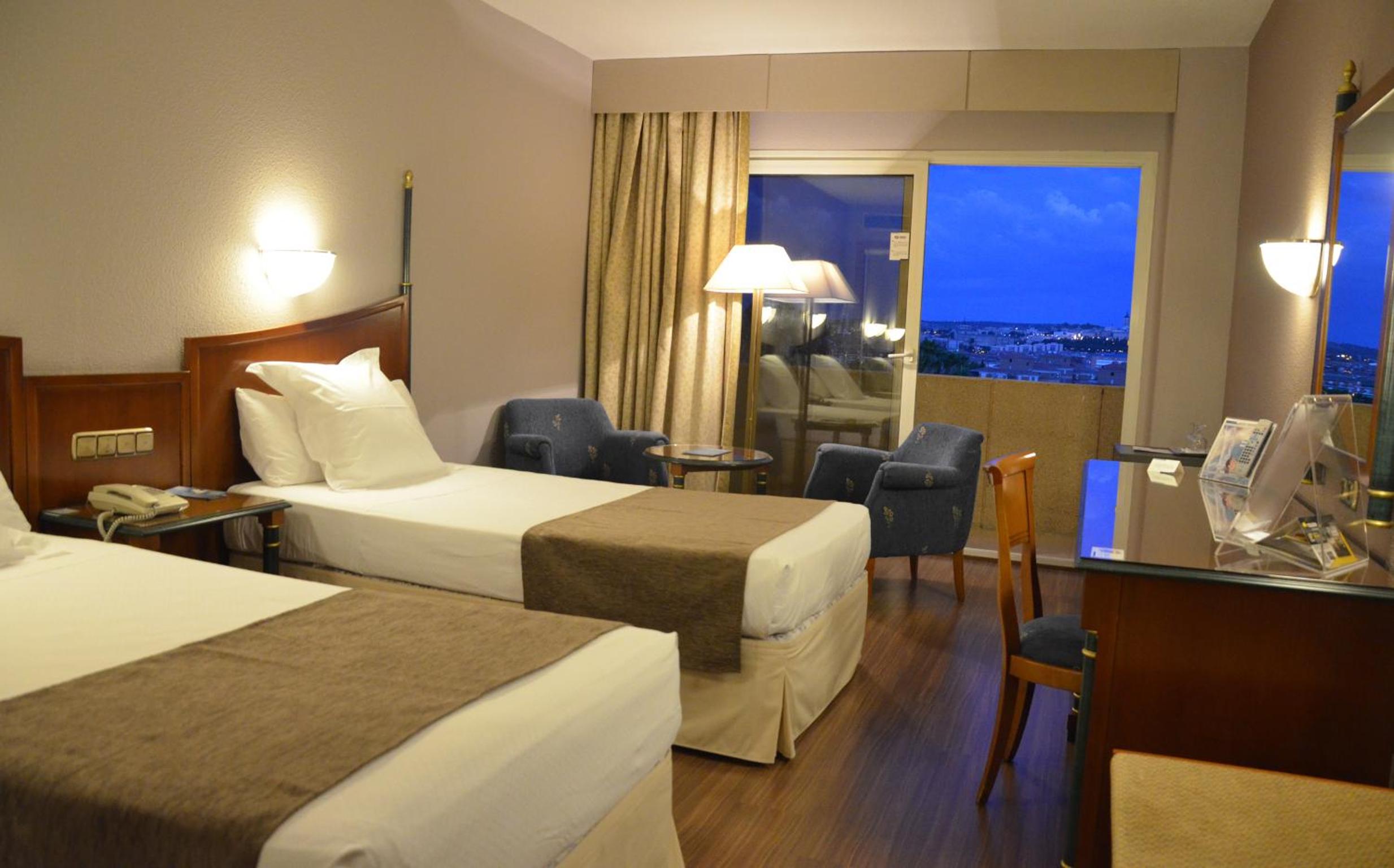 Double Room with City View - Photo 9