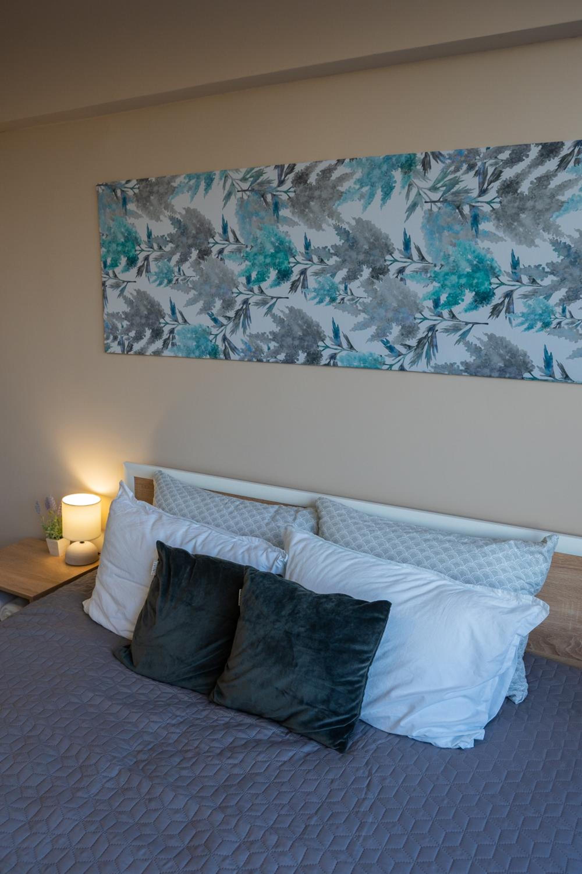 One-Bedroom Apartment - Photo 2