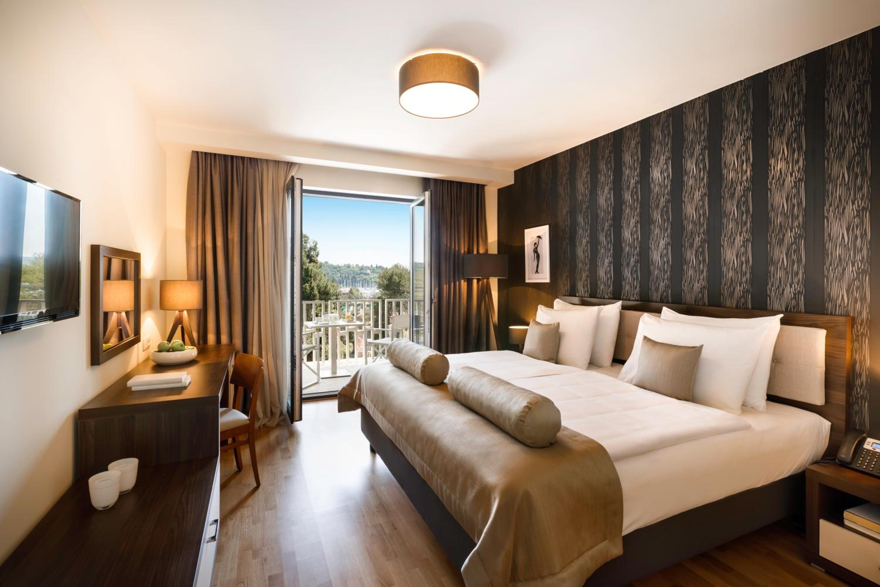 Standard Double Room with Balcony and Park View - Photo 1