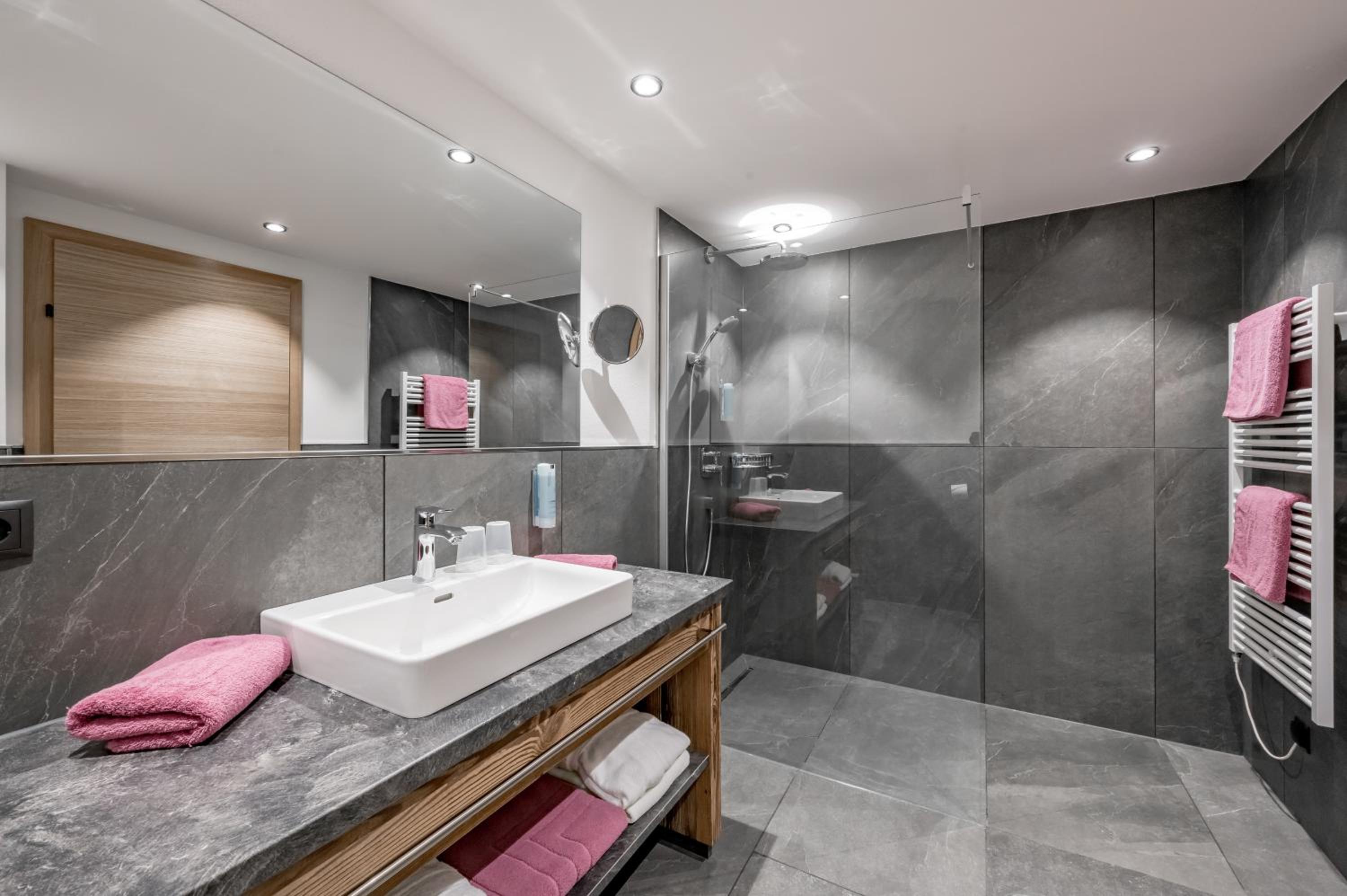 Deluxe Double Room (2 Adults + 1 Child) - Photo 2