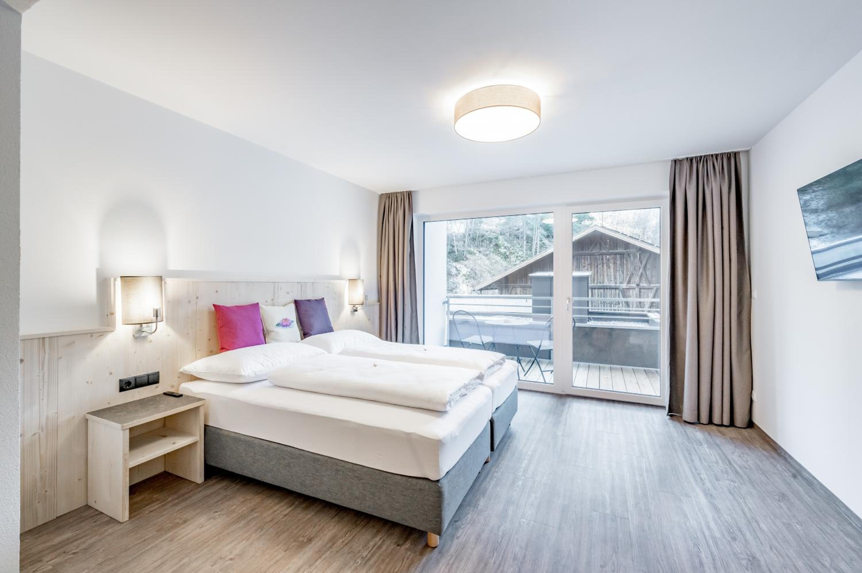 Deluxe Double Room (2 Adults + 1 Child) - Photo 6