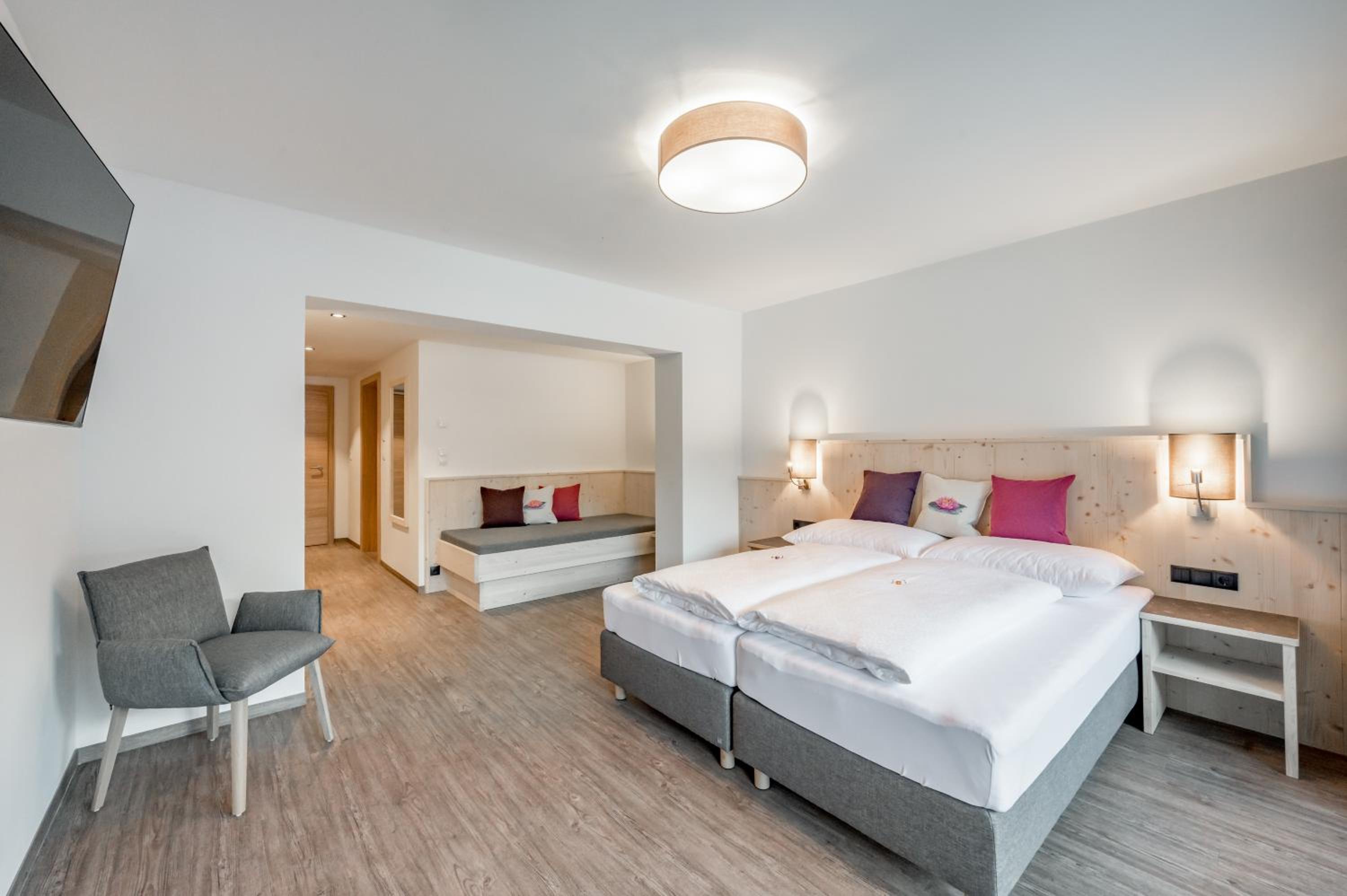 Deluxe Double Room (2 Adults + 1 Child) - Photo 1