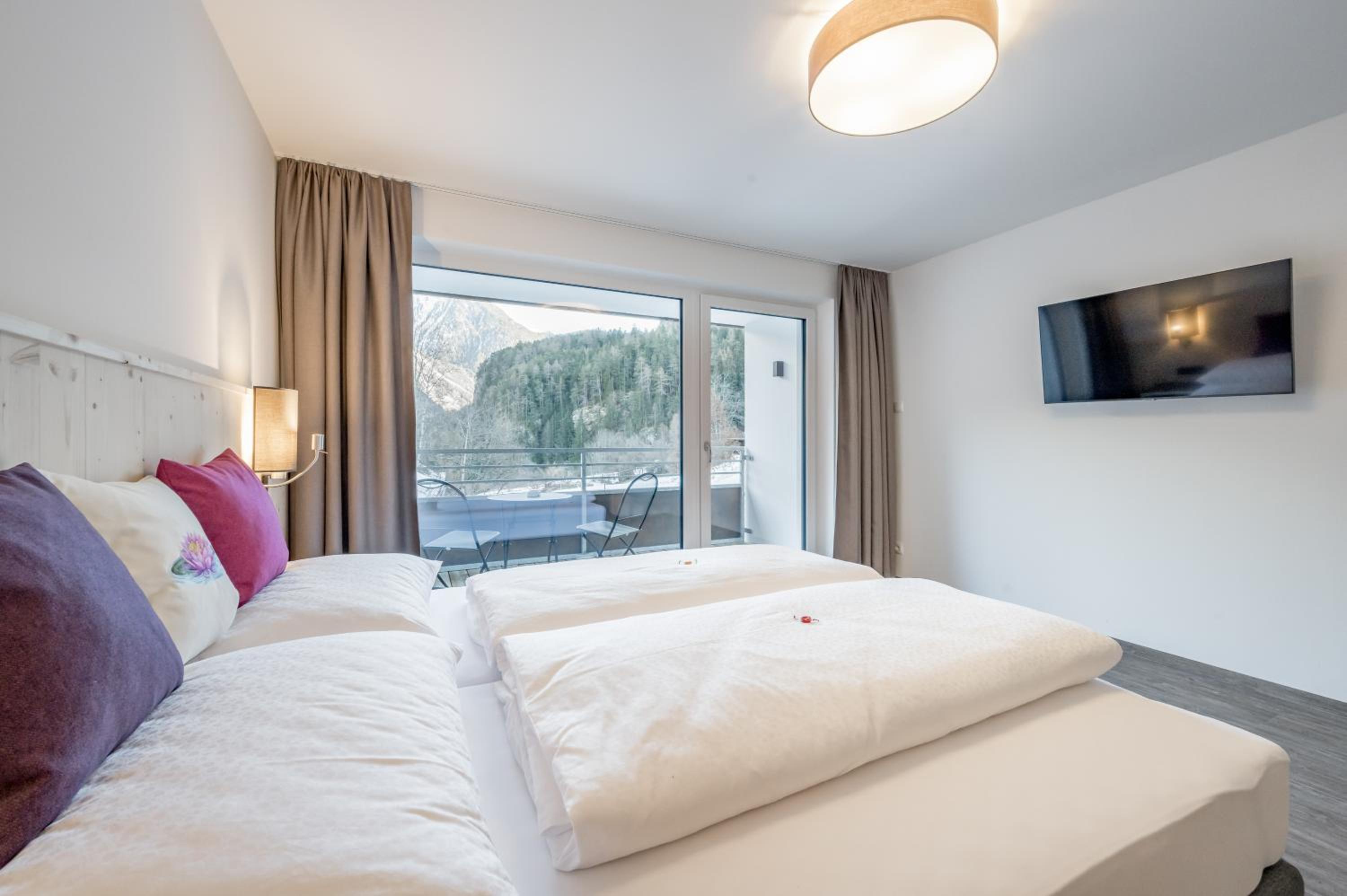Deluxe Double Room (2 Adults + 1 Child) - Photo 4