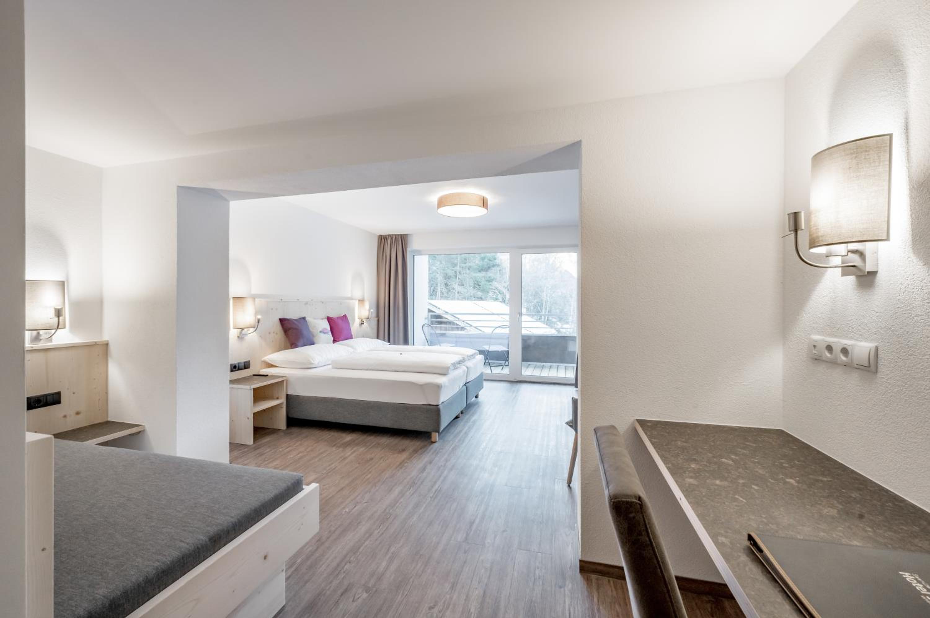 Deluxe Double Room (2 Adults + 1 Child) - Photo 3