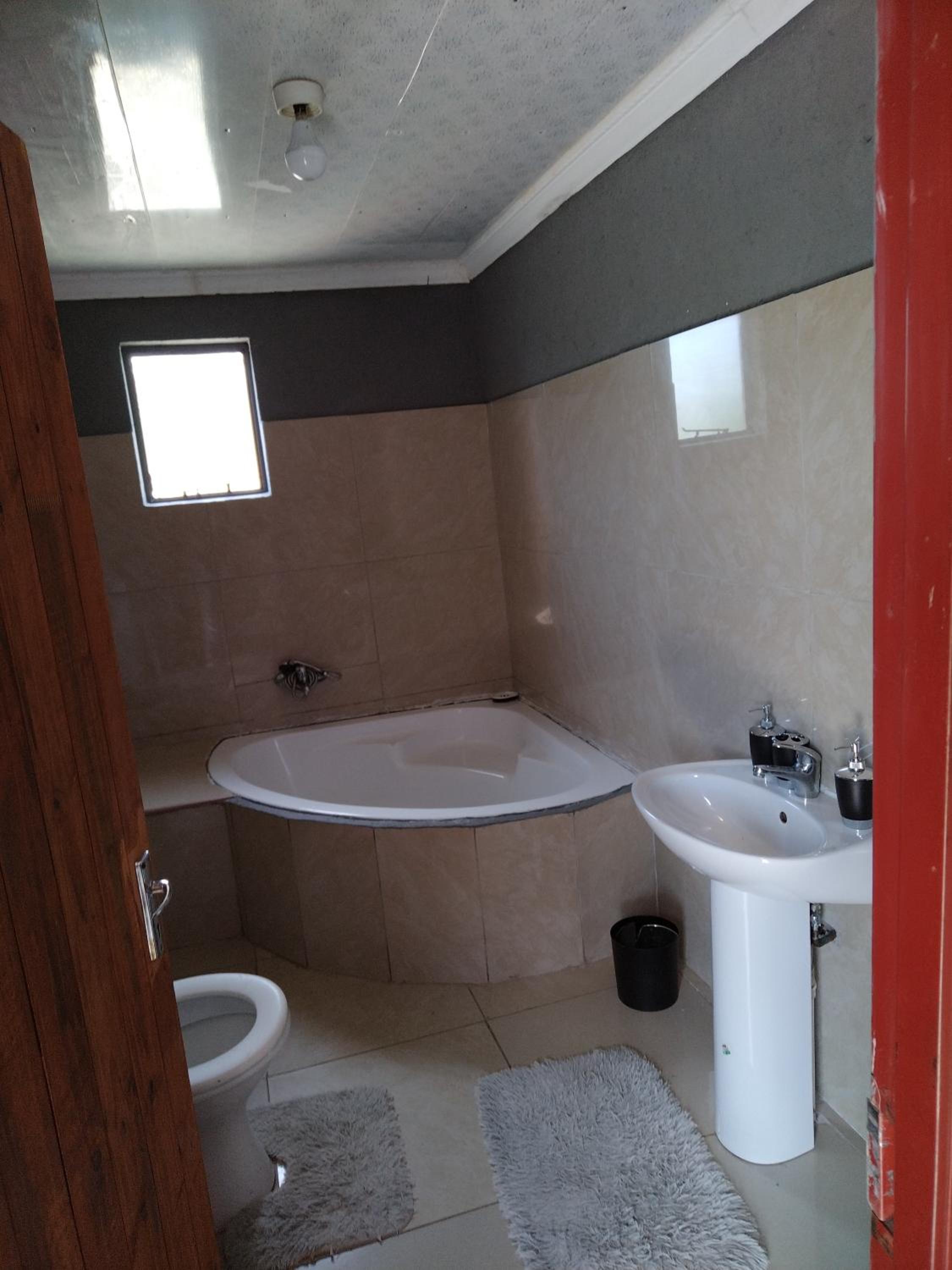 Budget Double Room - Photo 6