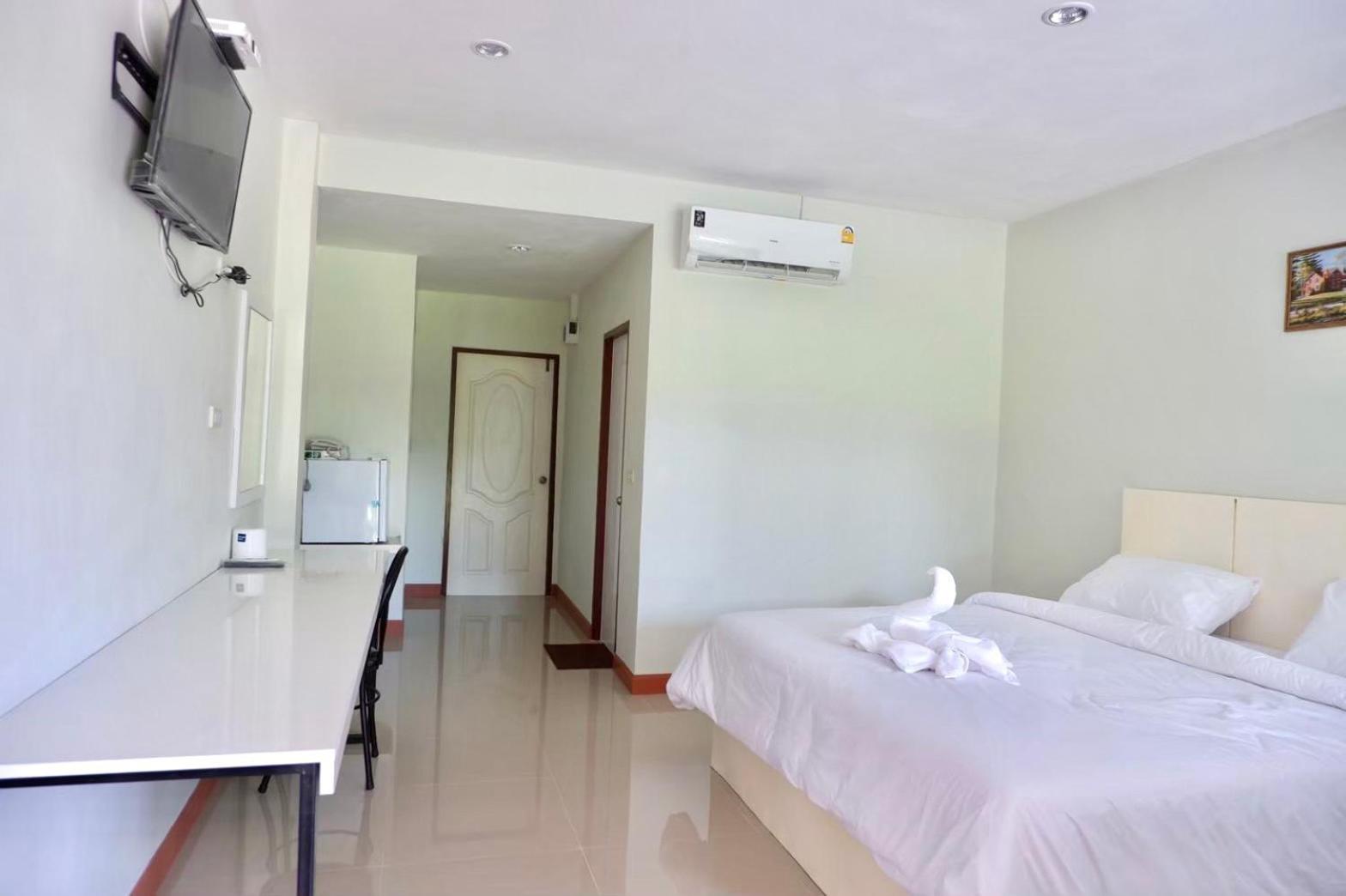 Deluxe Double Room with Balcony - Photo 8