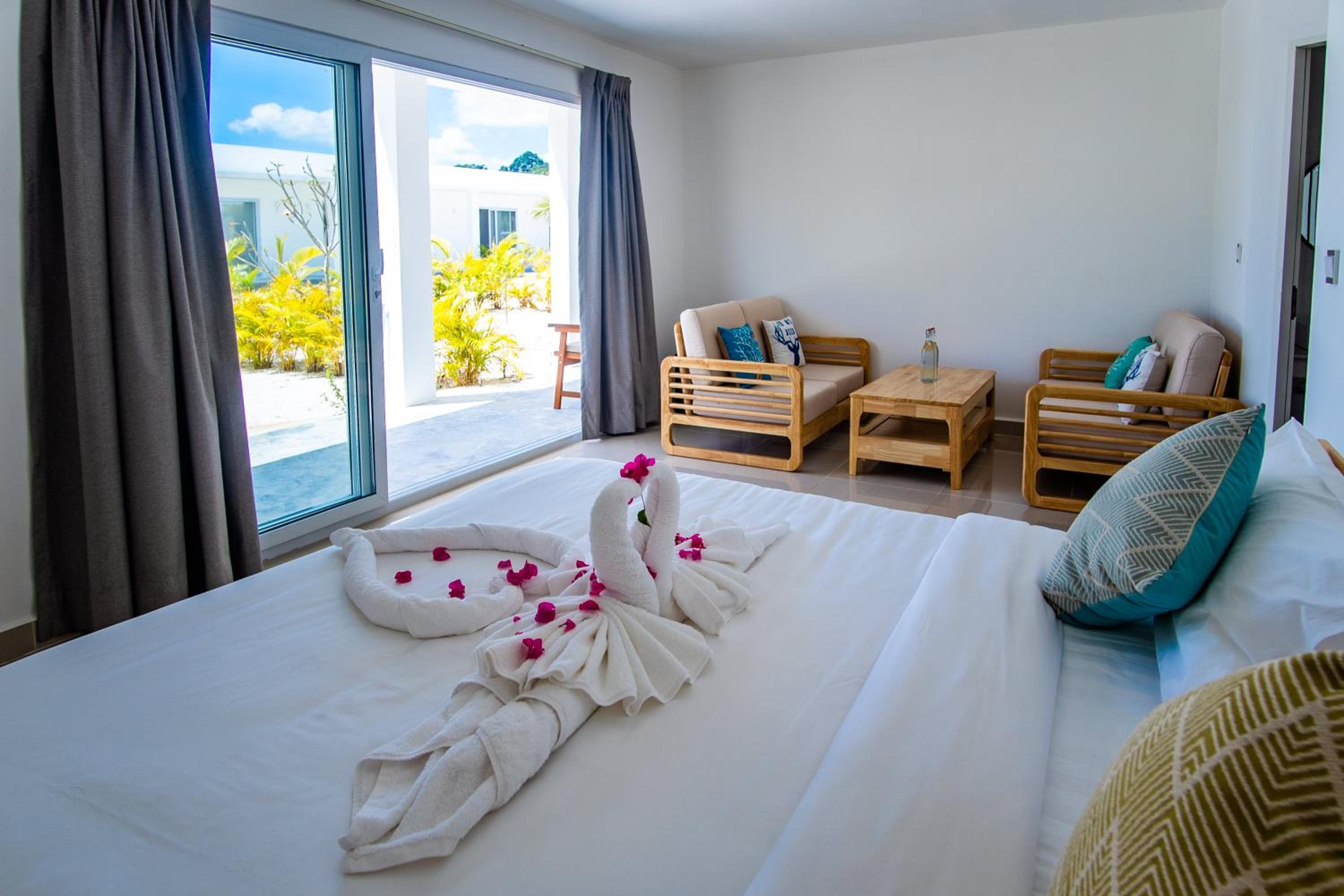 Family Room with Garden View - Photo 3