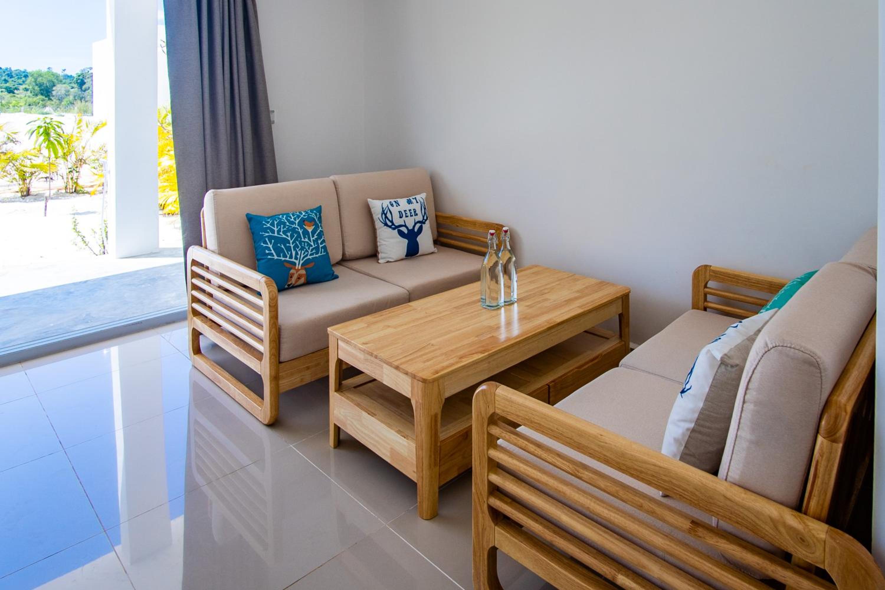 Family Room with Garden View - Photo 4