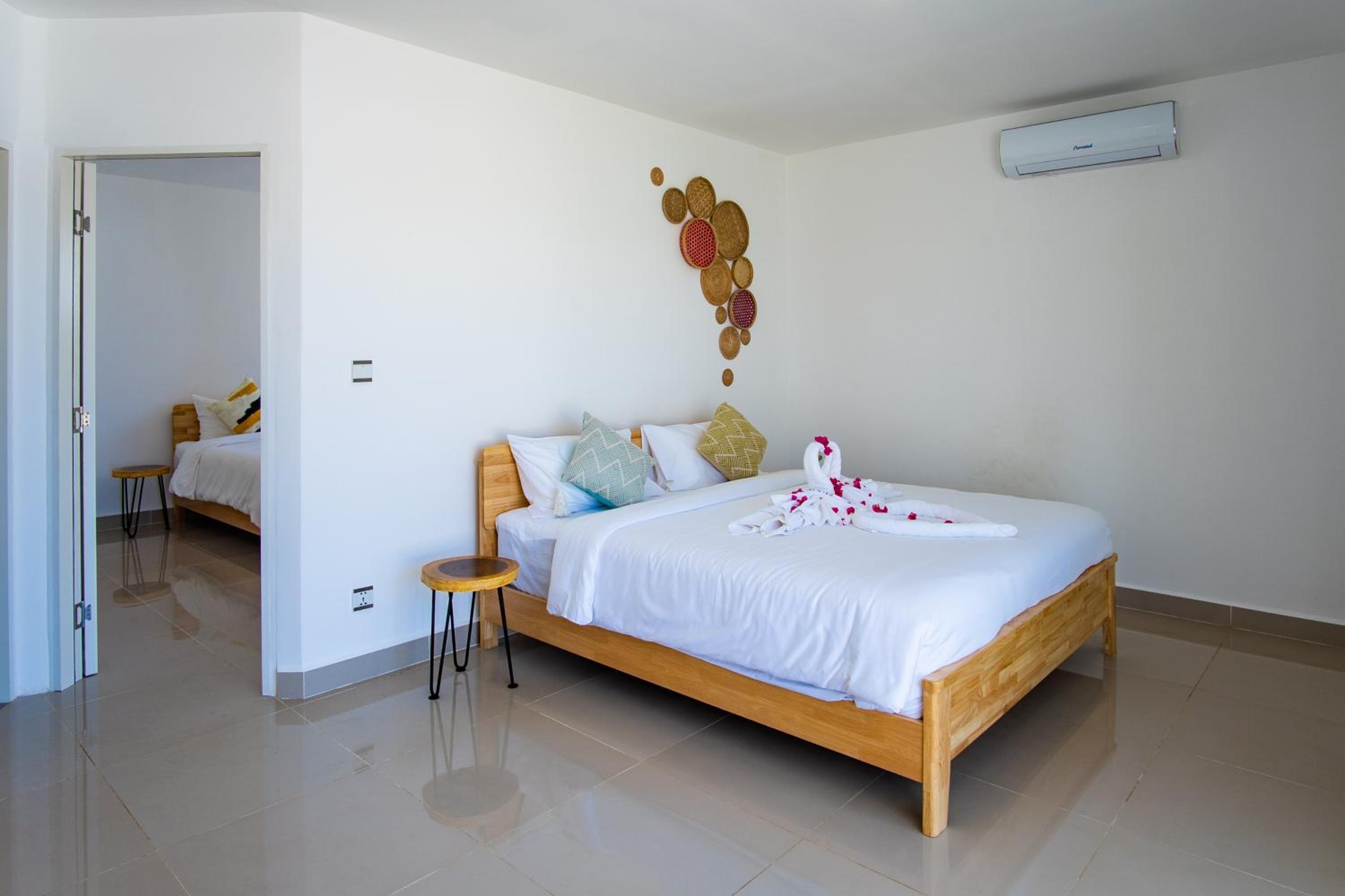 Family Room with Garden View - Photo 7