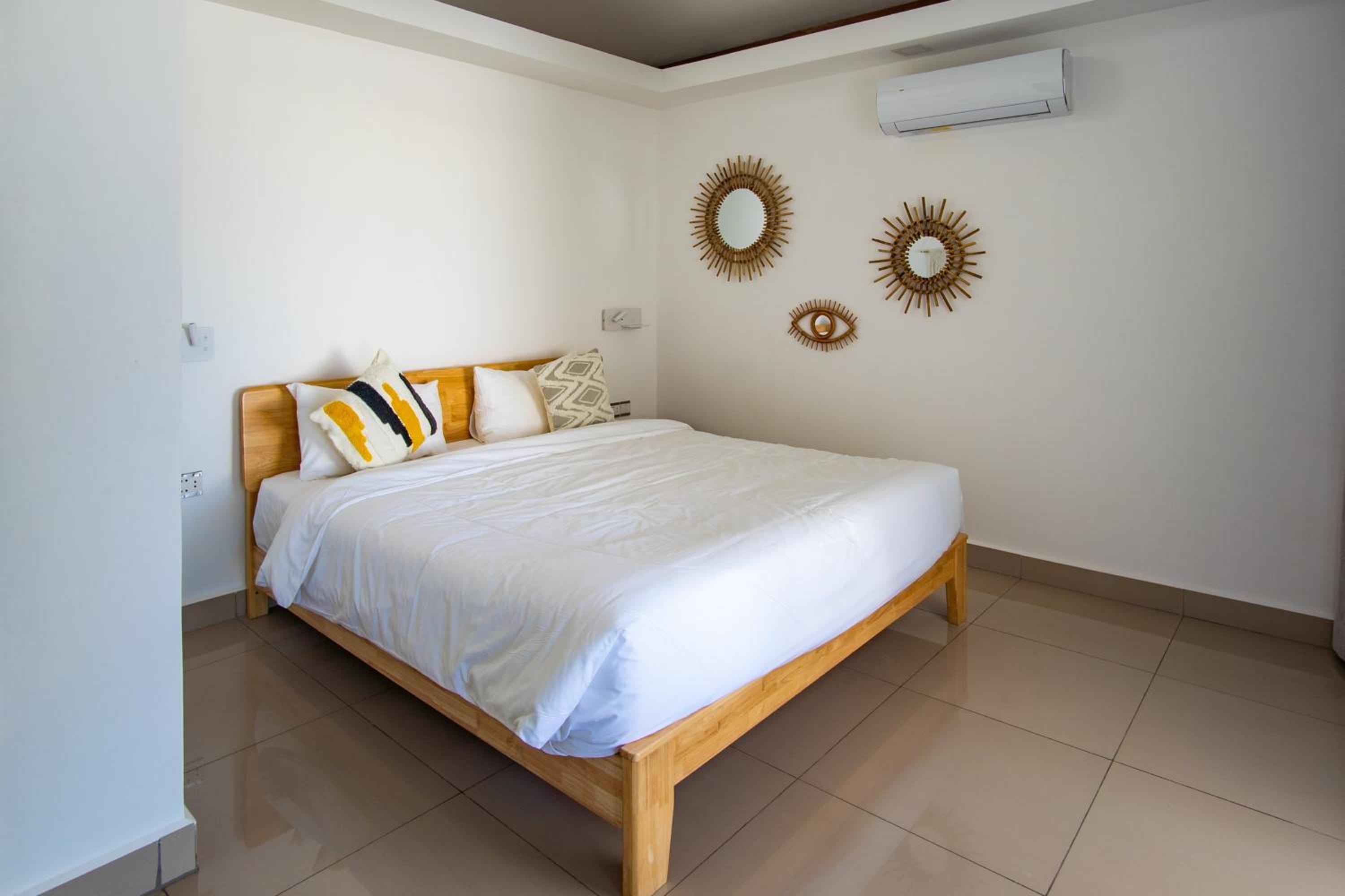 Deluxe Double Room with Side Sea View - Photo 10