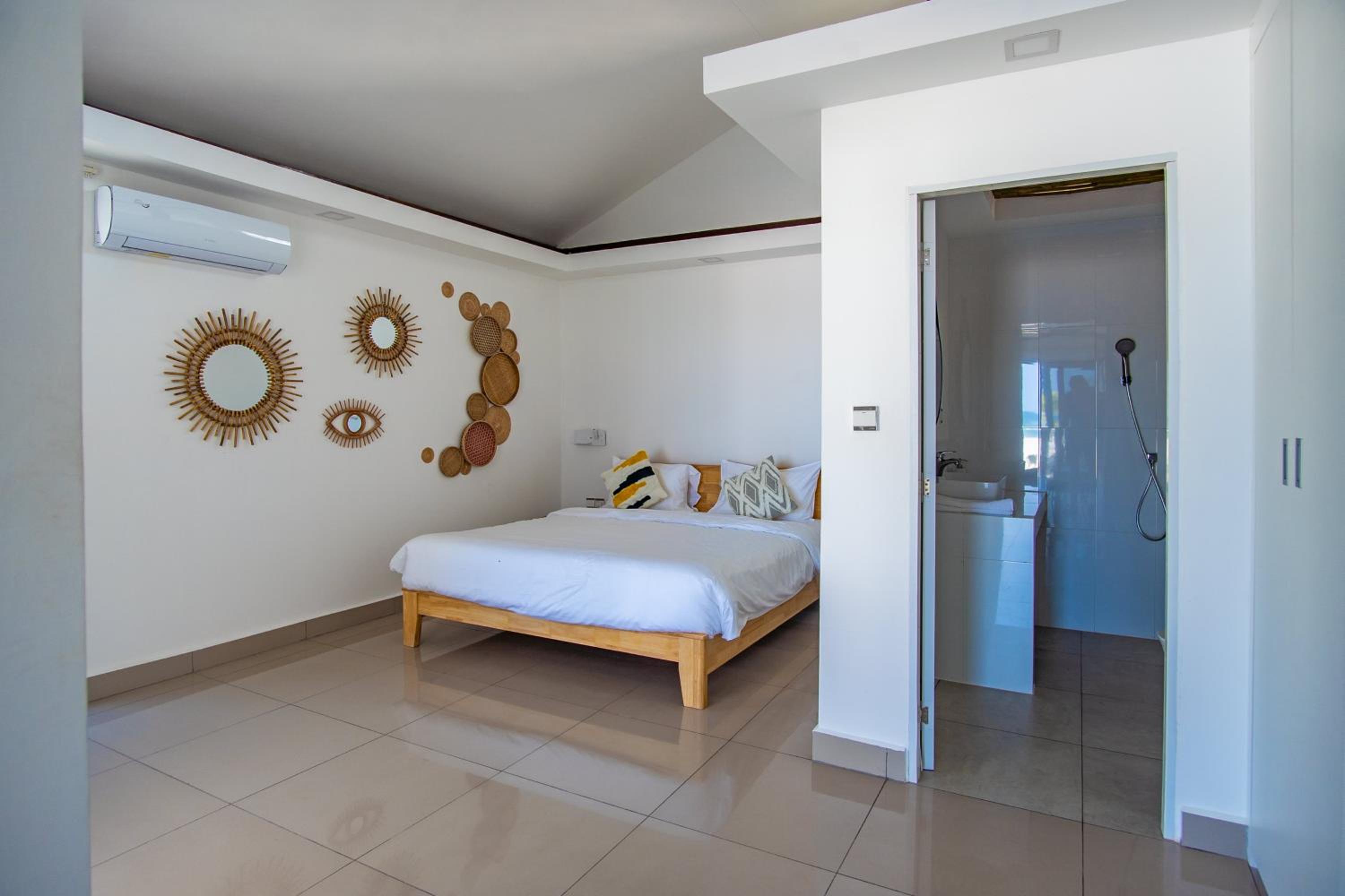 Deluxe Double Room with Side Sea View - Photo 8