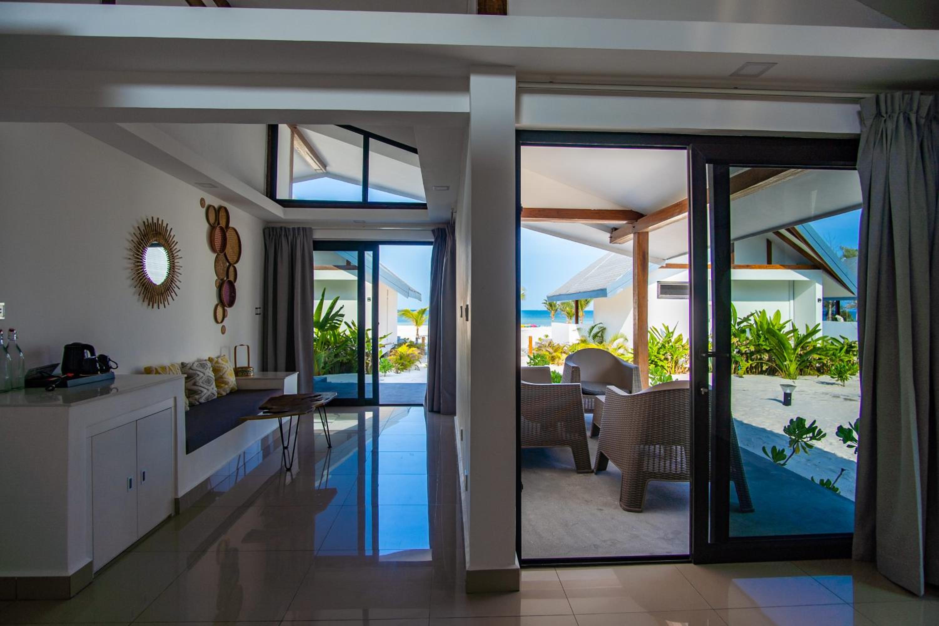 Deluxe Double Room with Side Sea View - Photo 9