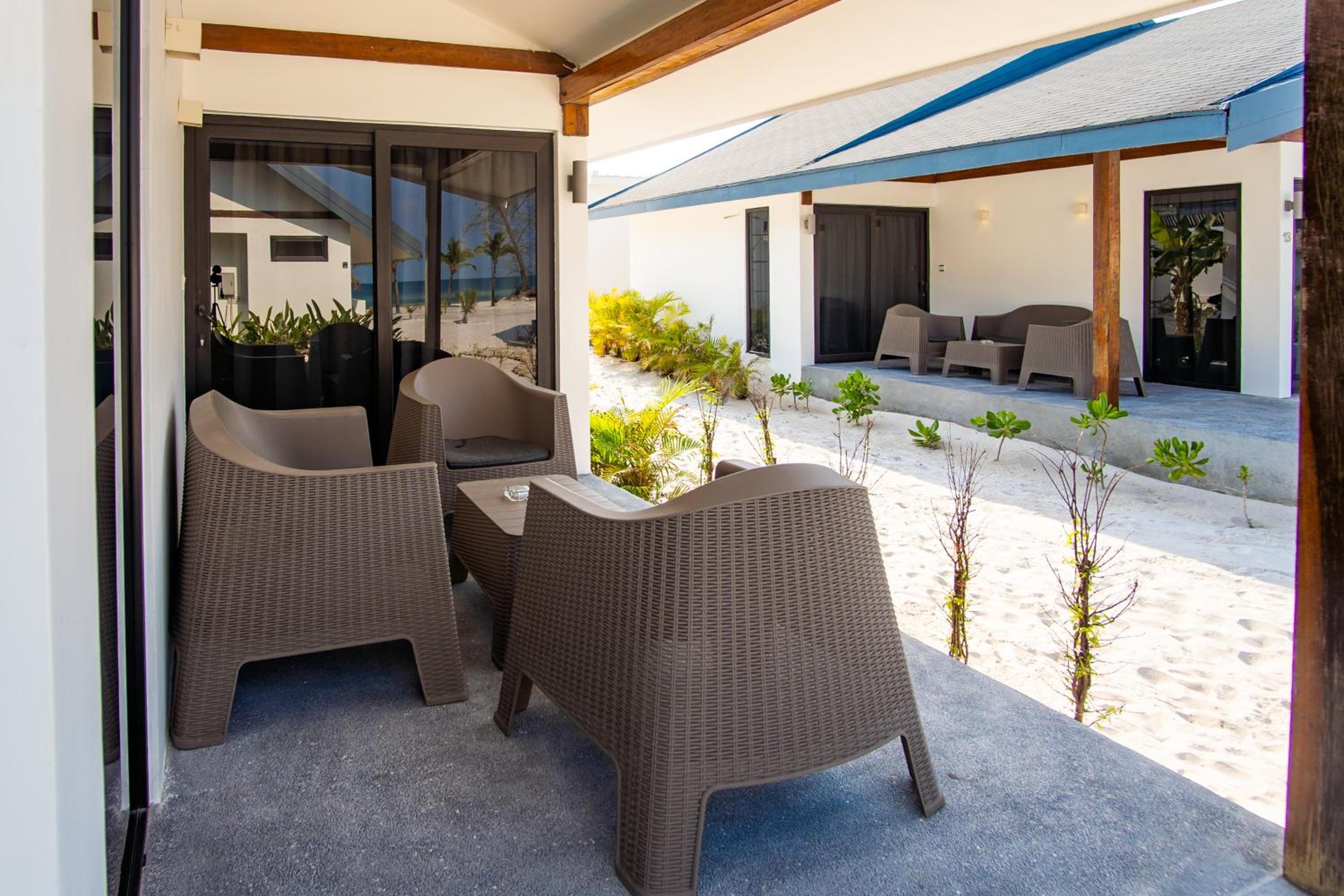 Deluxe Double Room with Side Sea View - Photo 12