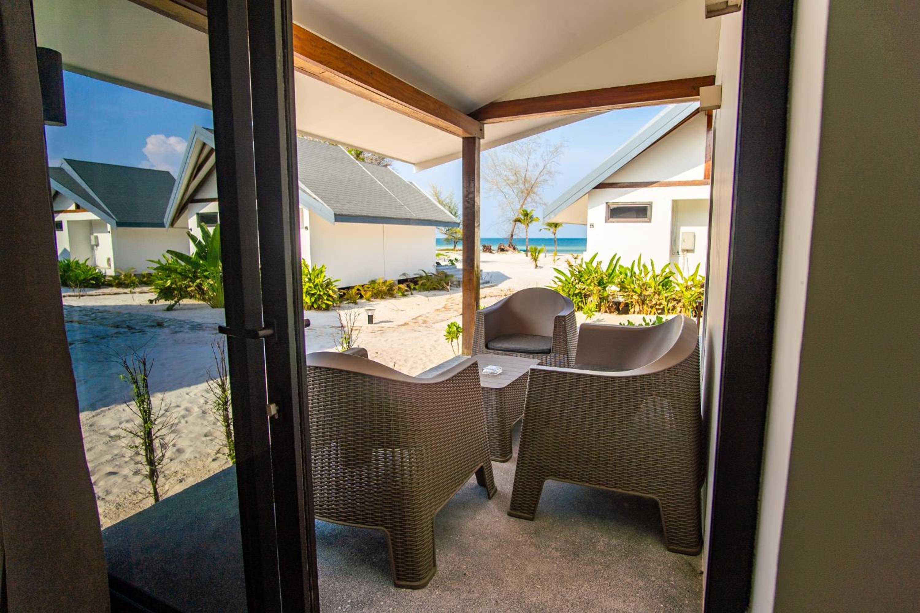 Deluxe Double Room with Side Sea View - Photo 11