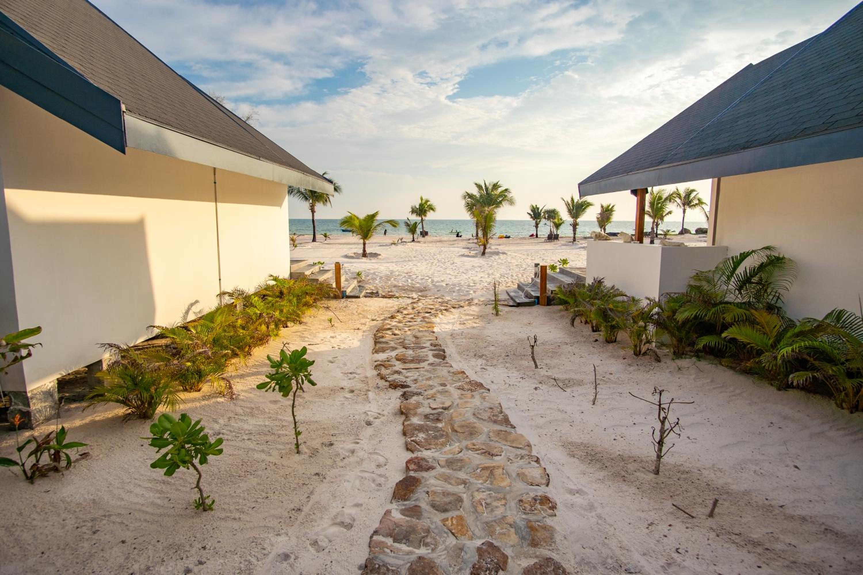 Deluxe Double Room with Side Sea View - Photo 3