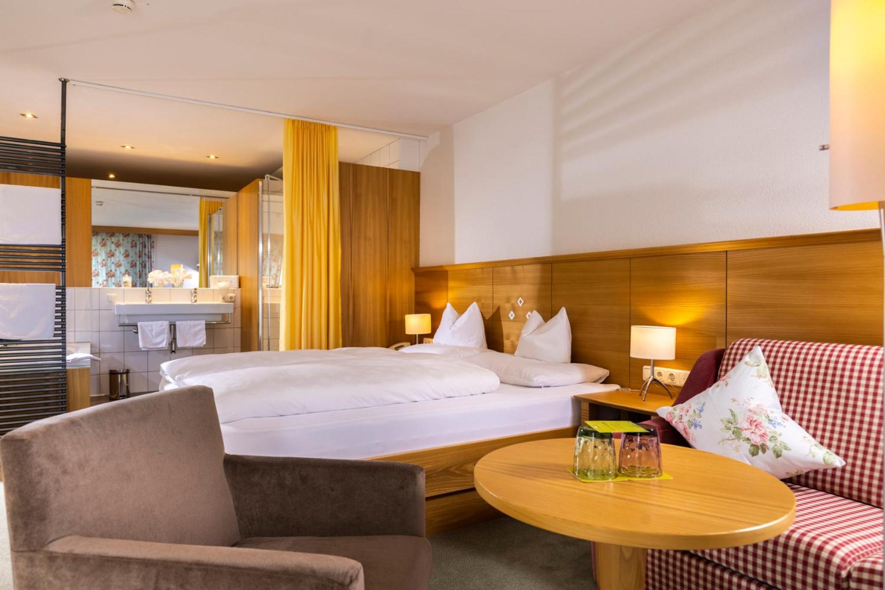 Suite with Balcony - Photo 4