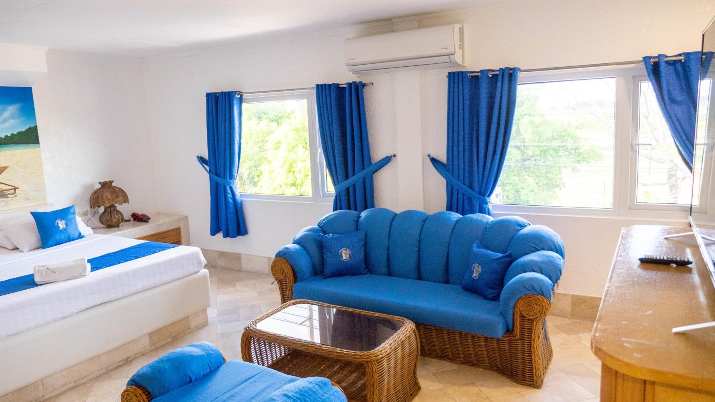 Queen Room with Pool View photo 2