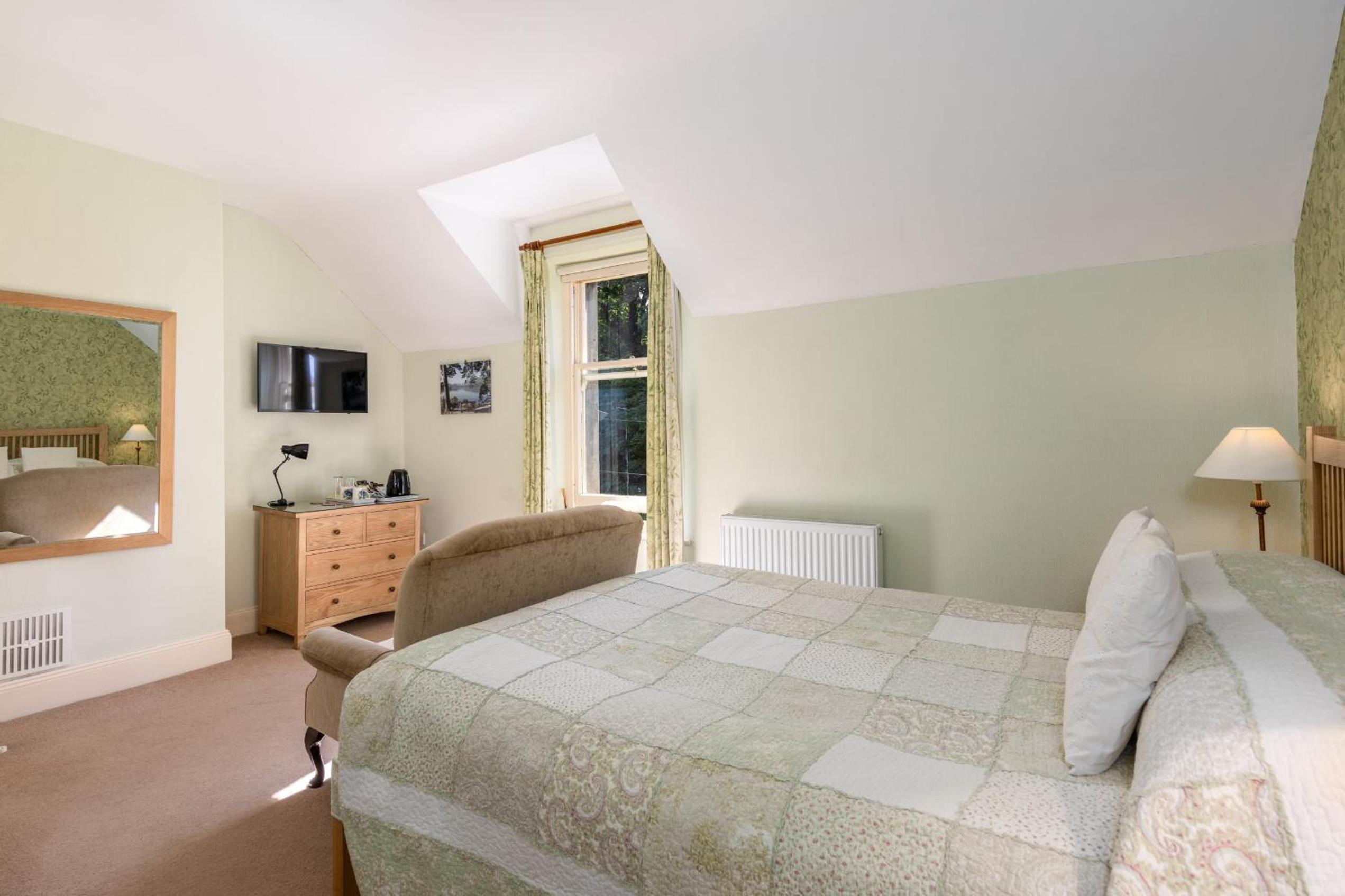 Deluxe King Room with Seating Area photo 2