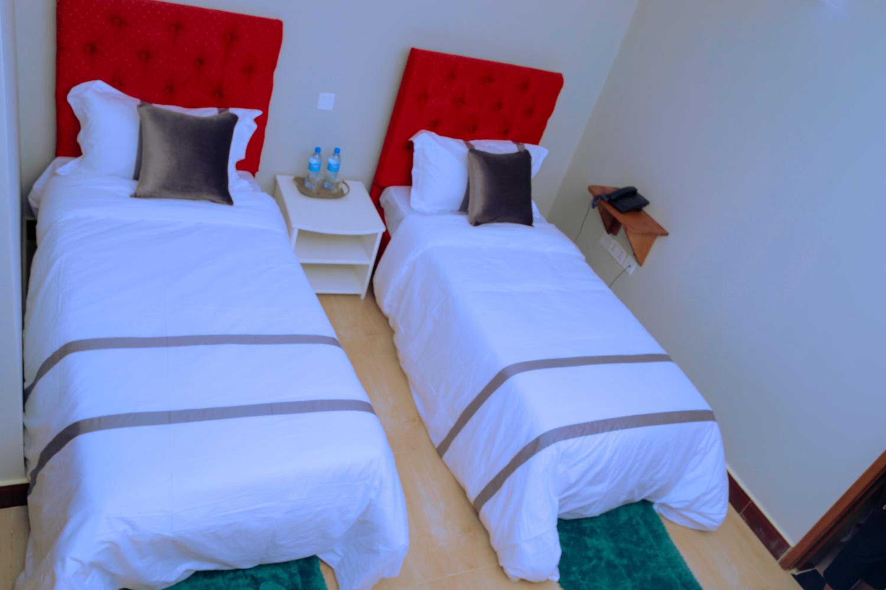 Standard Twin Room - Photo 1