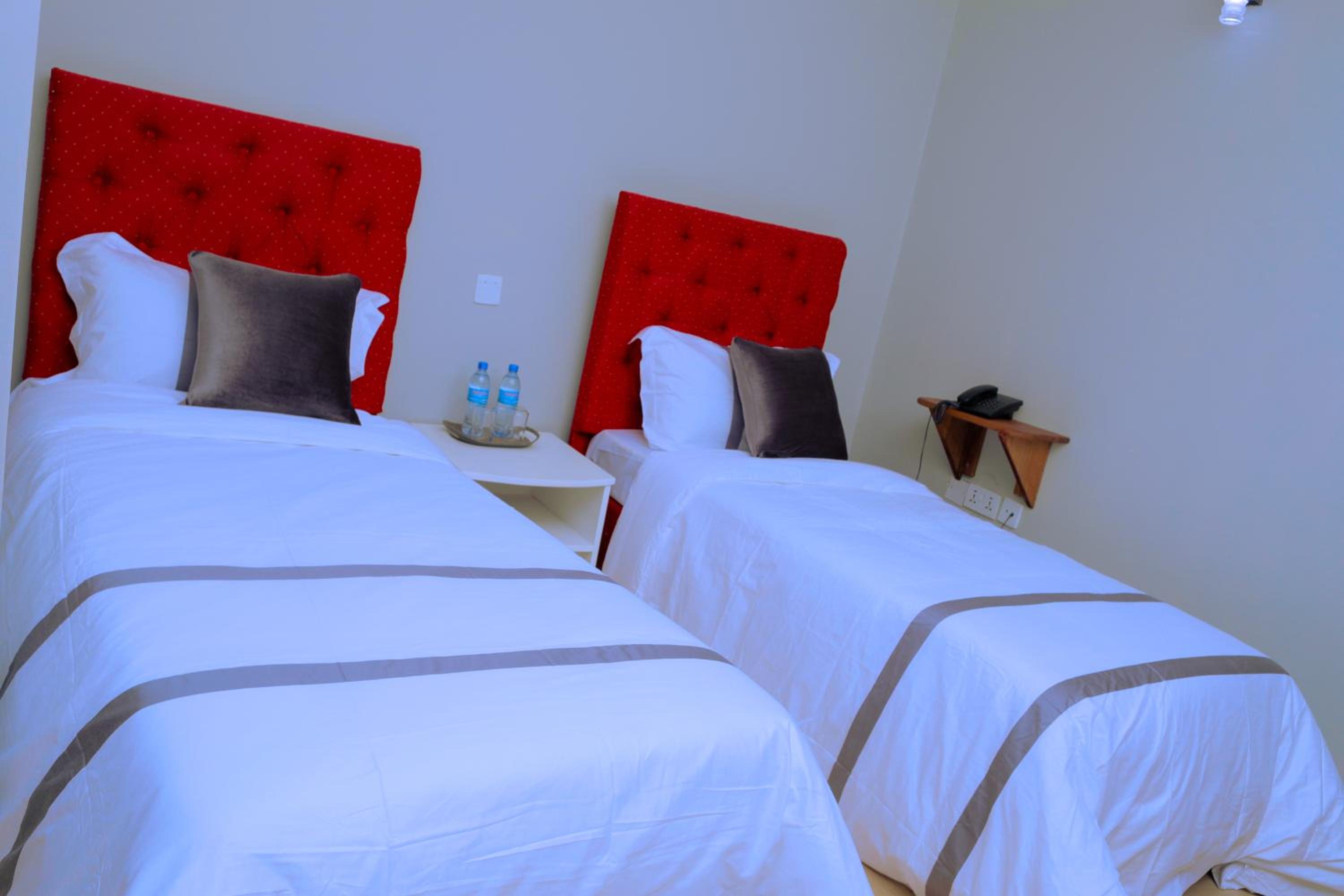 Standard Twin Room - Photo 2