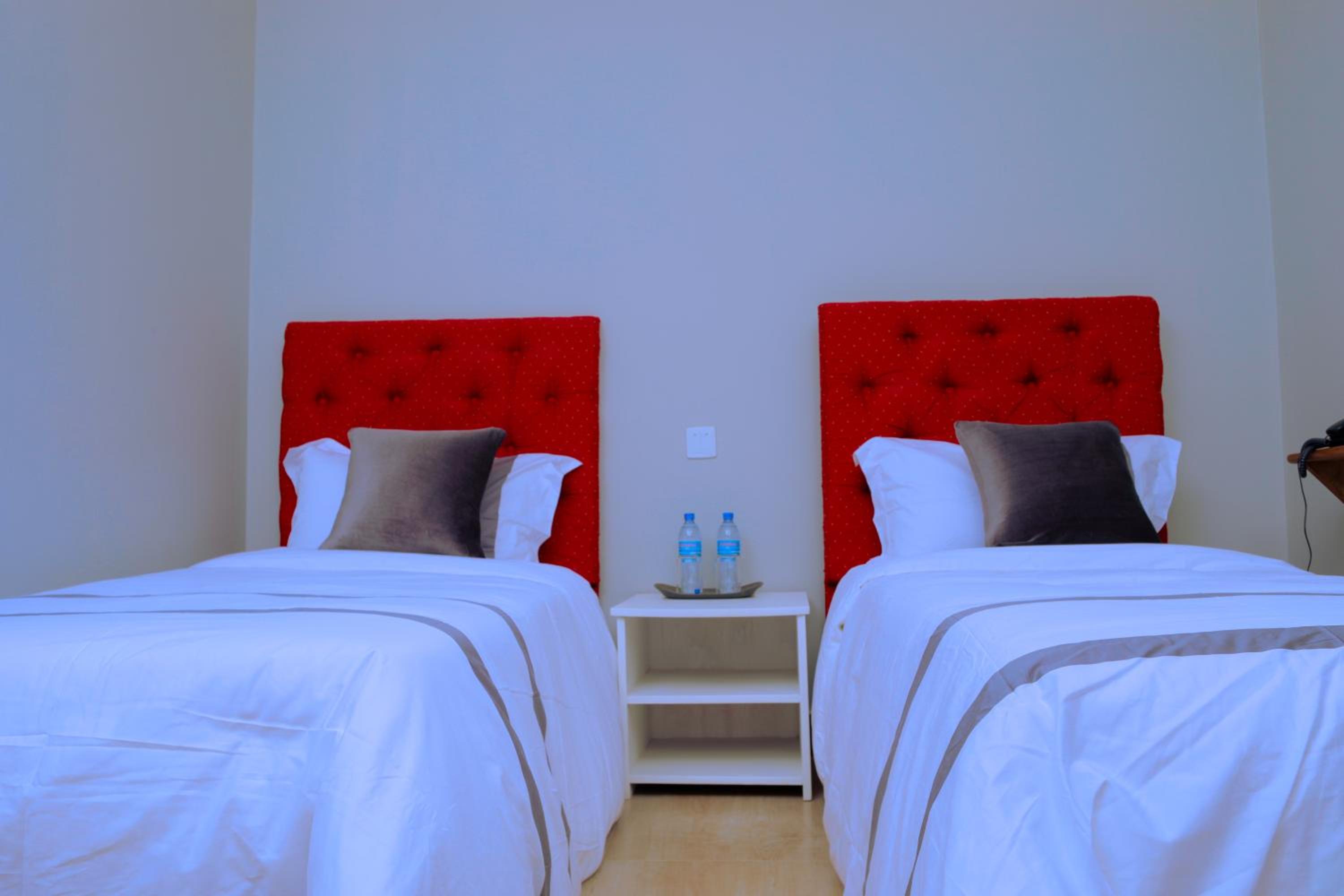 Standard Twin Room - Photo 3