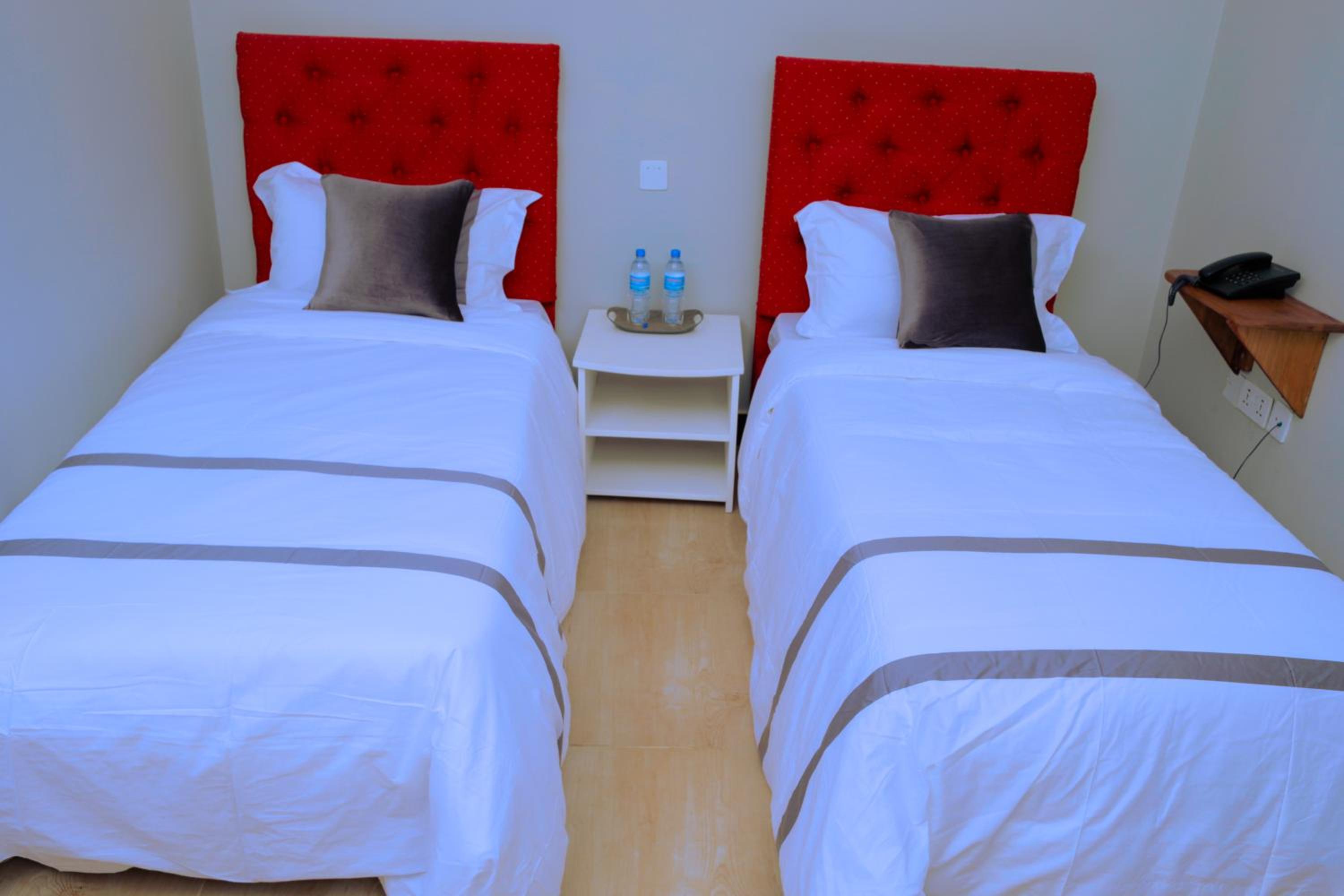 Standard Twin Room - Photo 4