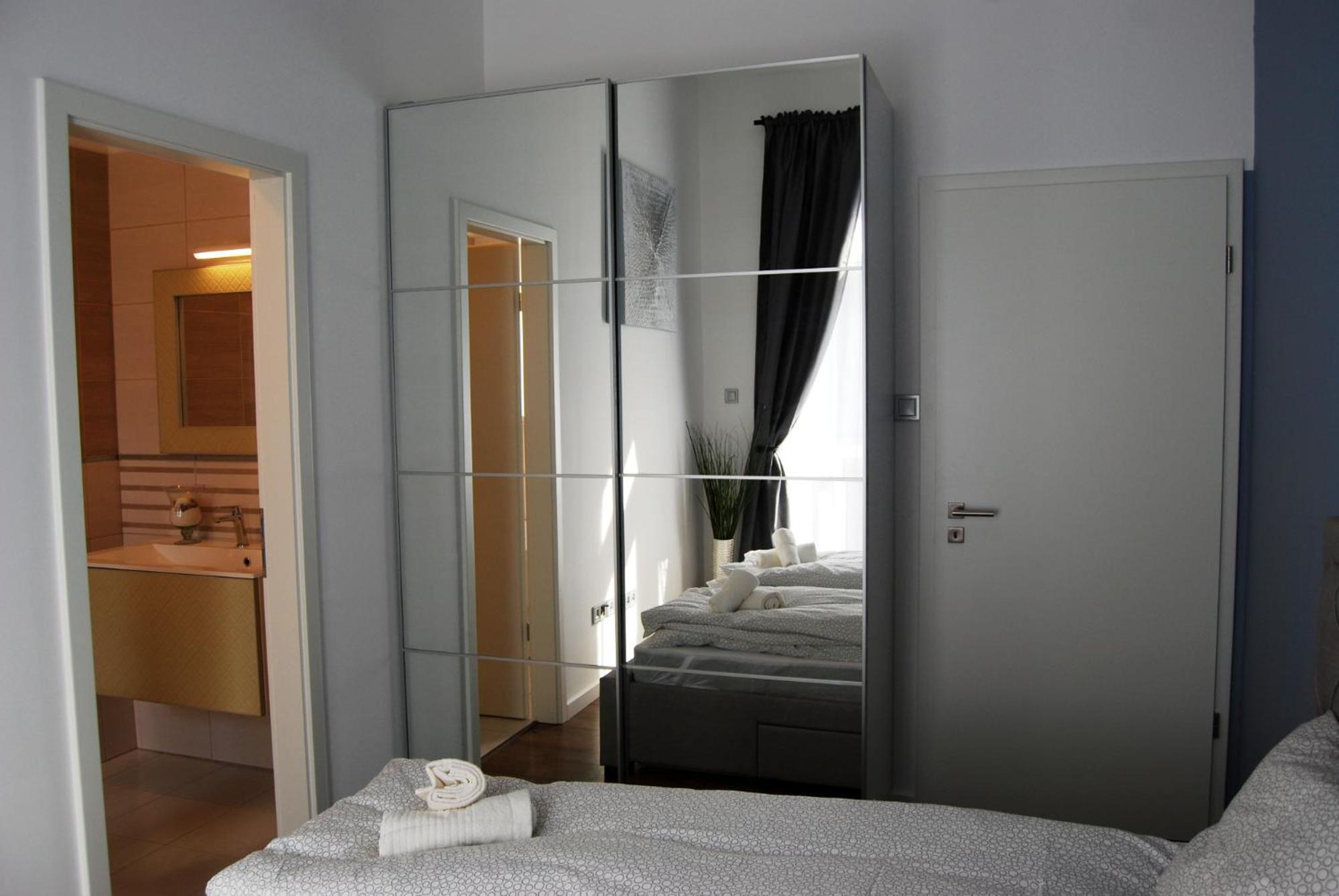 Apartment with Balcony - Photo 5