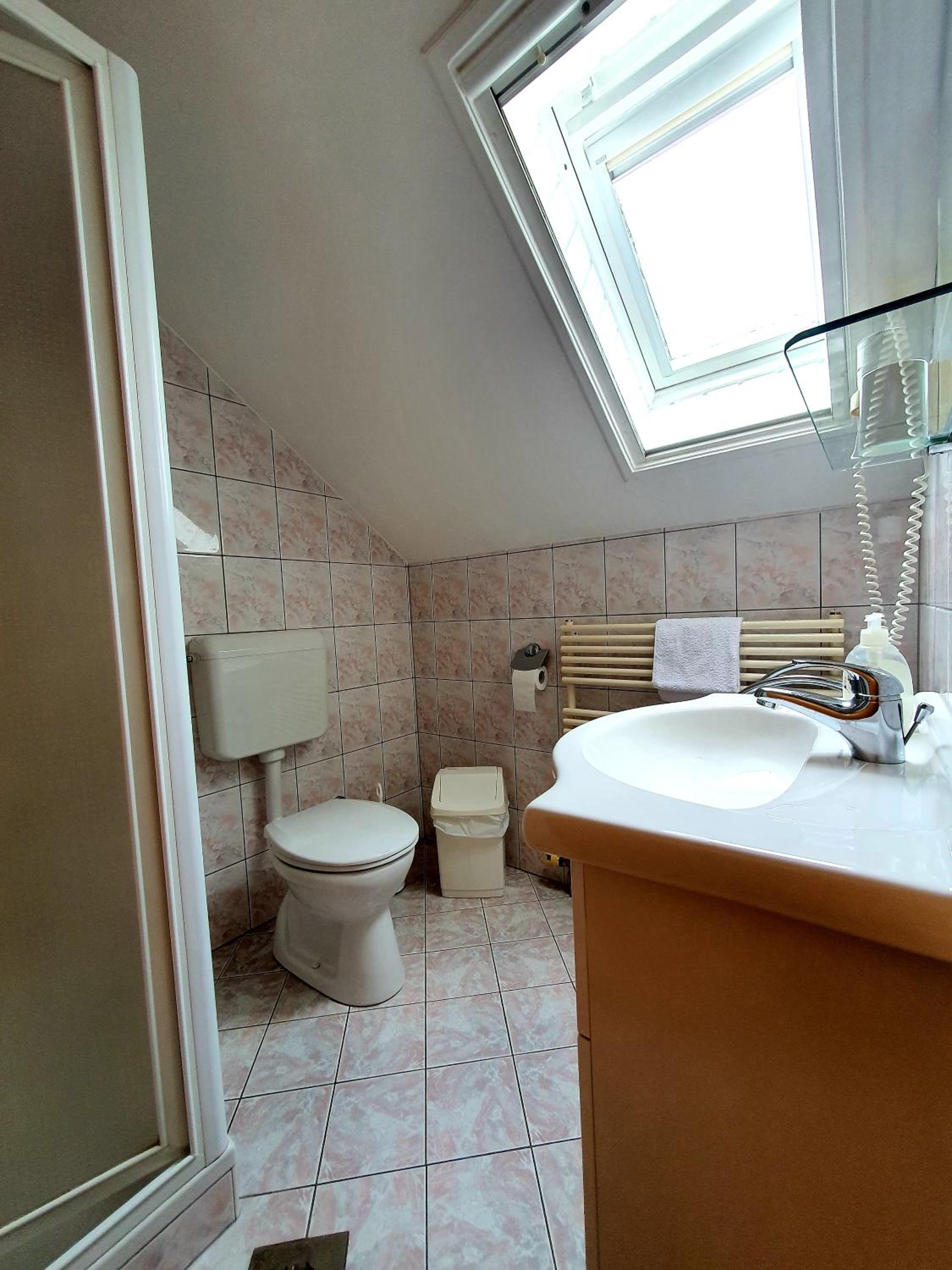Standard Double or Twin Room with Balcony - Photo 7
