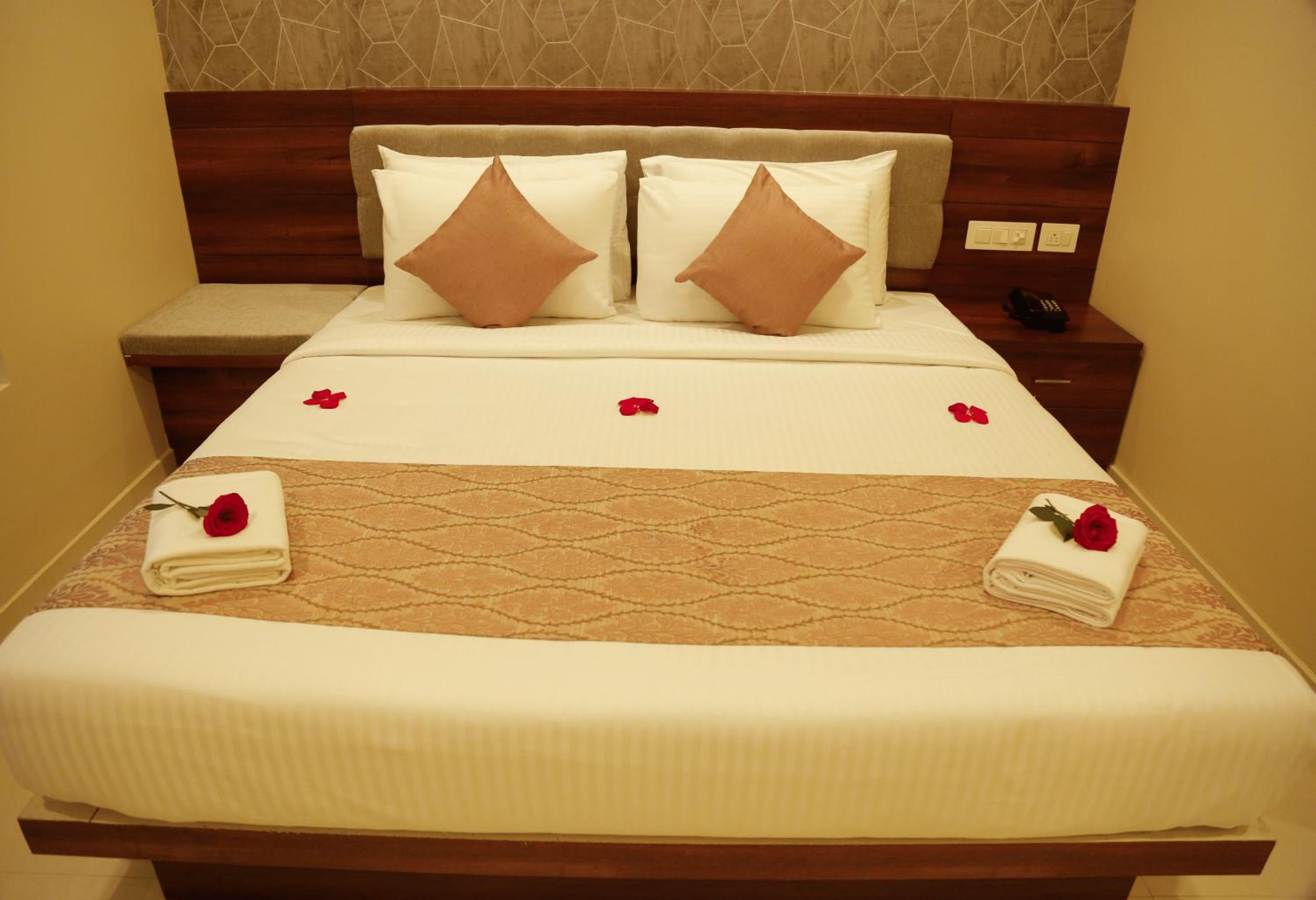 Deluxe King Room - Photo 7