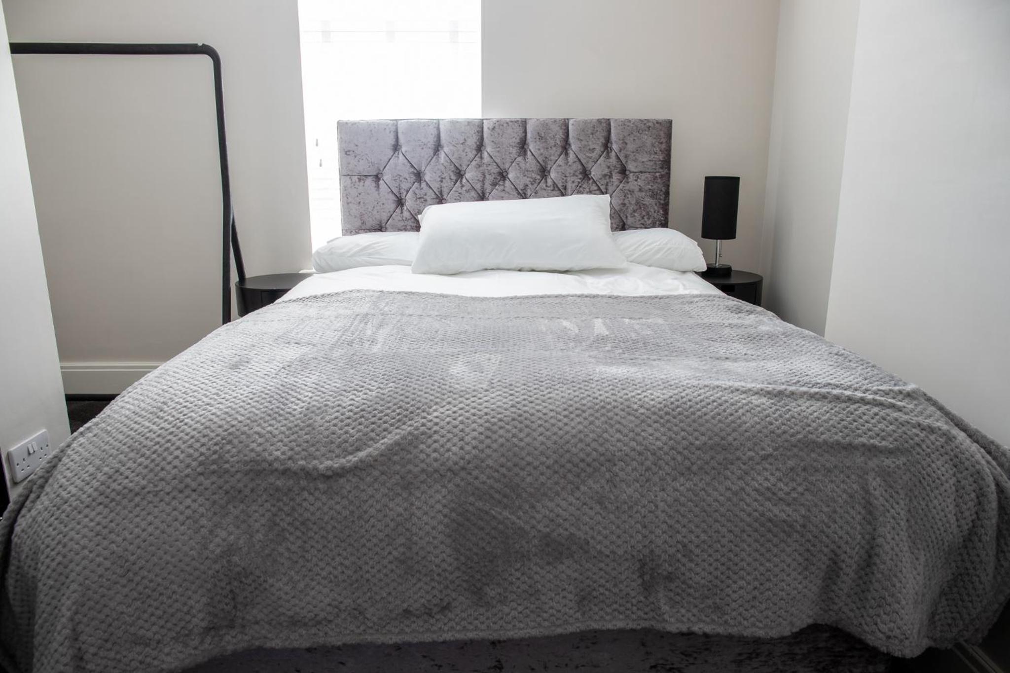 One-Bedroom Apartment - Photo 2