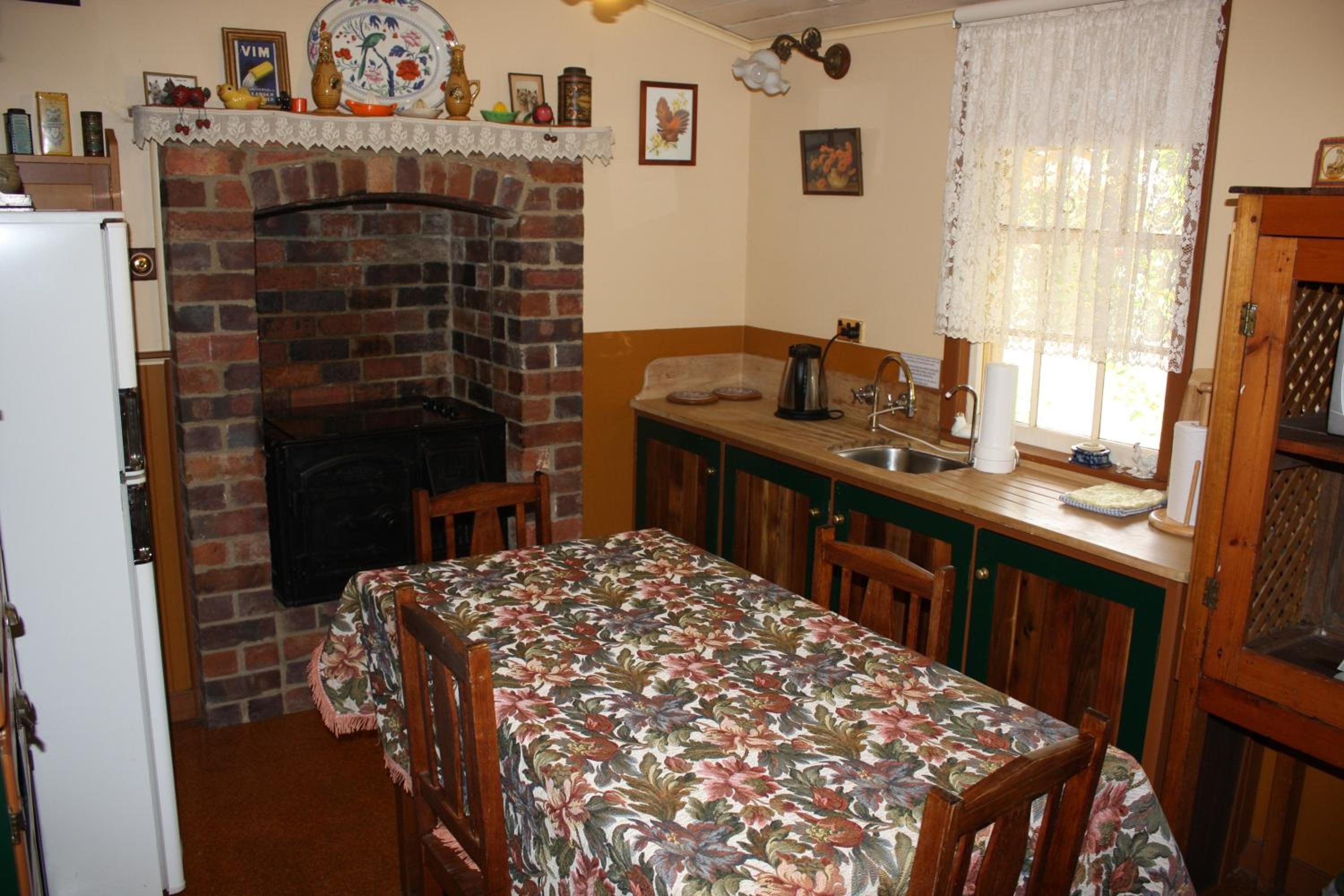 The Gingerbread Cottage - Photo 3