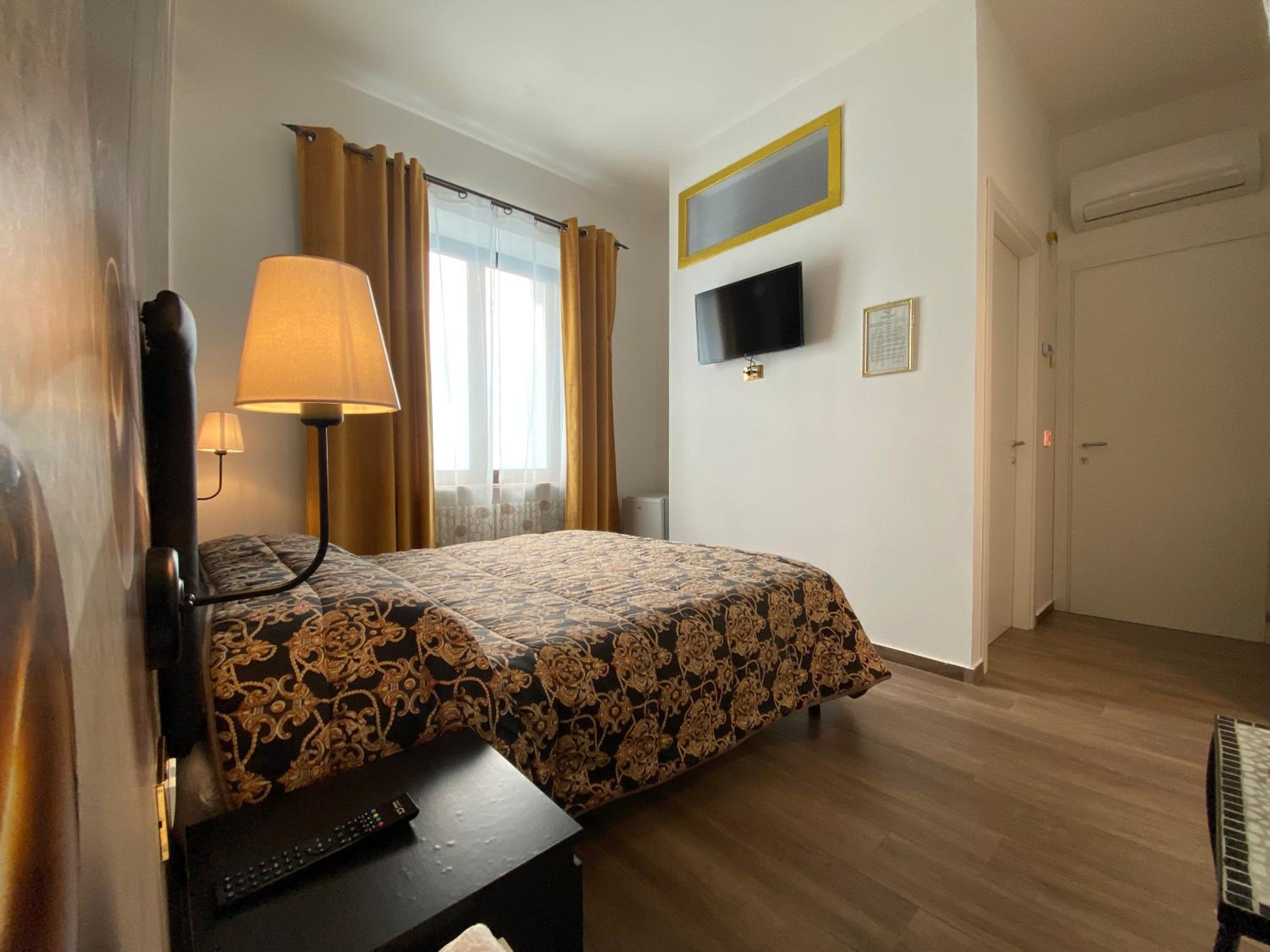 Double Room with Private Bathroom photo 2