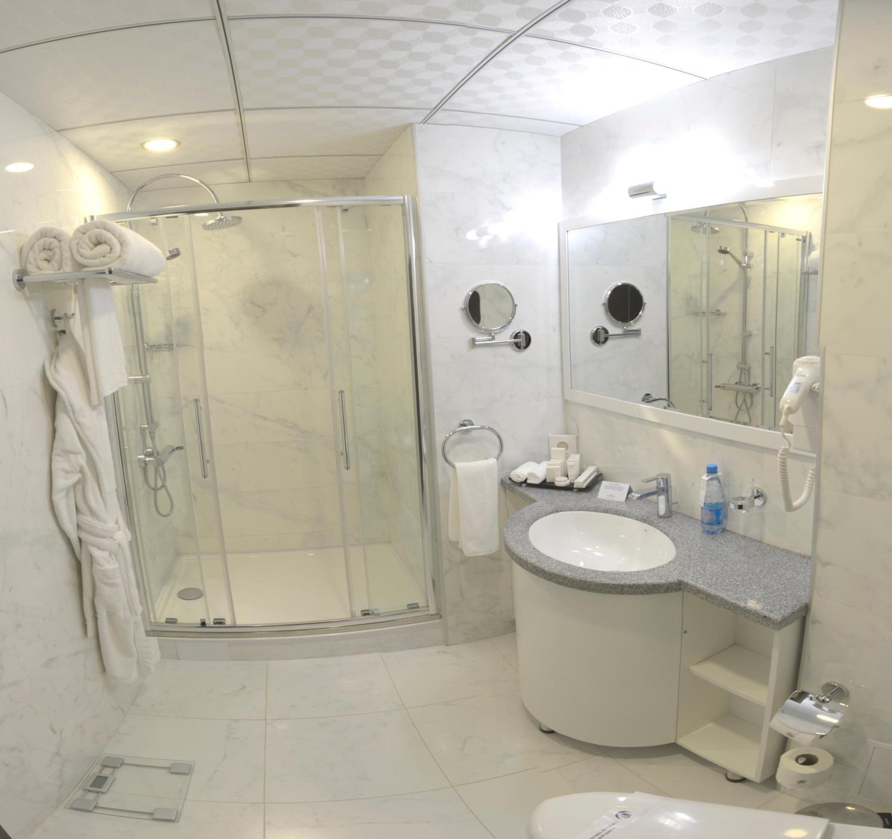 Deluxe King Room - Non-Smoking - Photo 2
