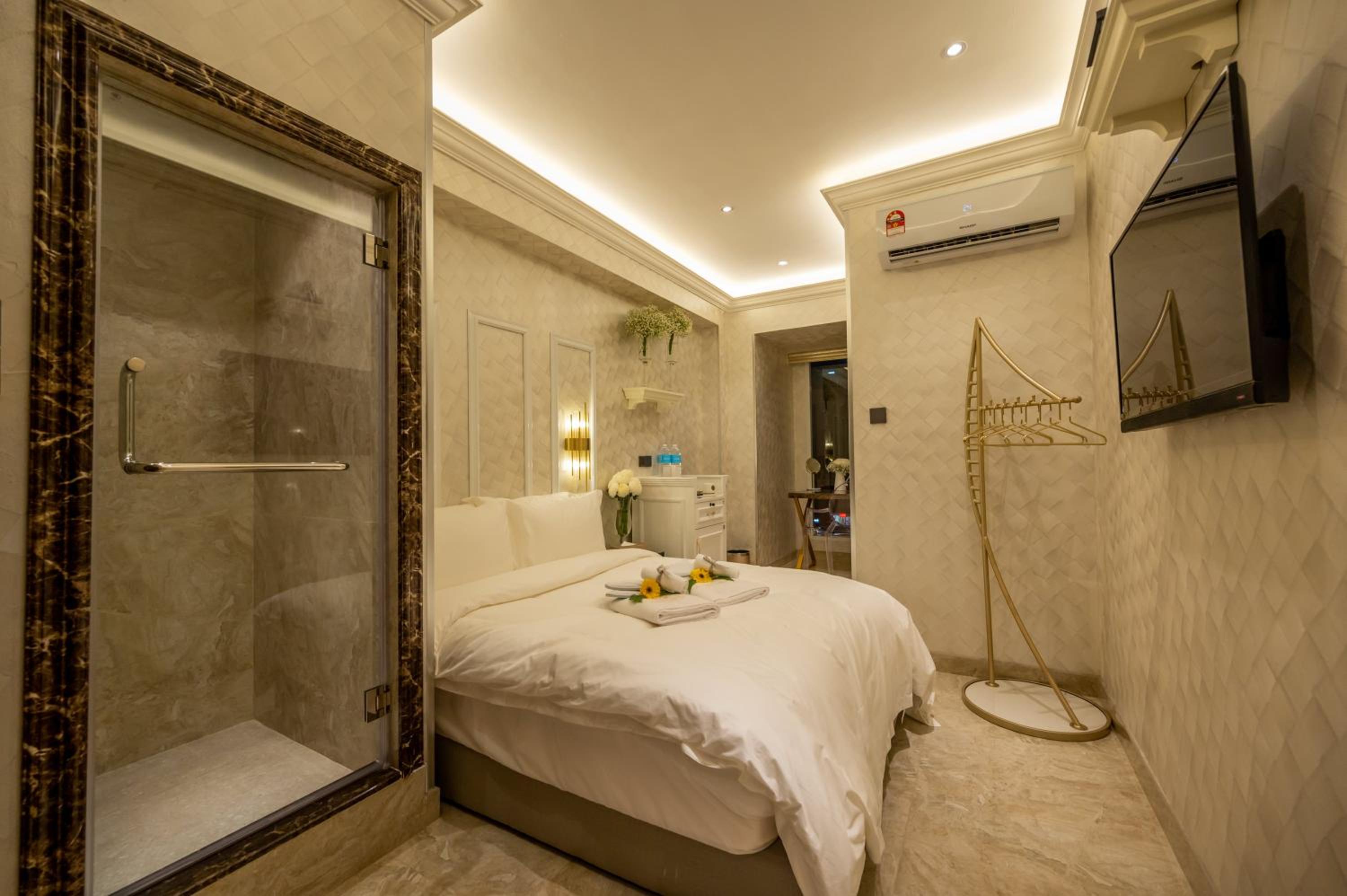 Standard Double Room - Photo 11