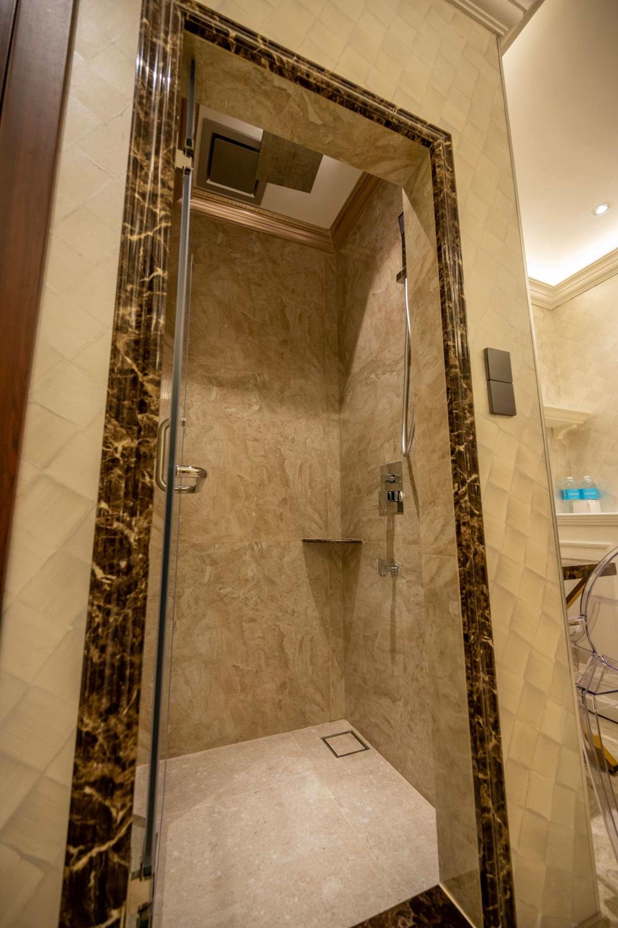 Standard Double Room - Photo 12